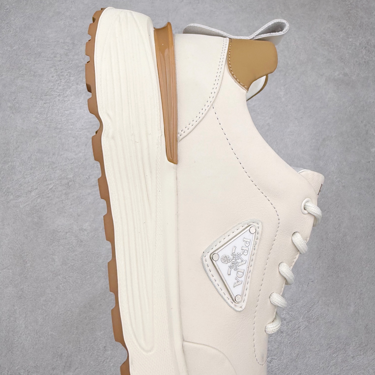 图片[6]-PRADA 普拉达男鞋厚底徽标低帮休闲鞋运动板鞋系列 广东大厂品质 专柜同步 大气个性更潮更抢眼更追求档次，它将颠覆旧念，与您共度时尚潮人必备! 面料采用原版进口小牛皮 牛皮内里垫脚 橡胶发泡大底 轻便防滑耐磨 脚感舒适 款式耐看做工精细 配以简洁利落的鞋楦 彰显男人的果敢和硬朗 尺码：39 40 41 42 43 44 比运动鞋偏大一码-选品中心