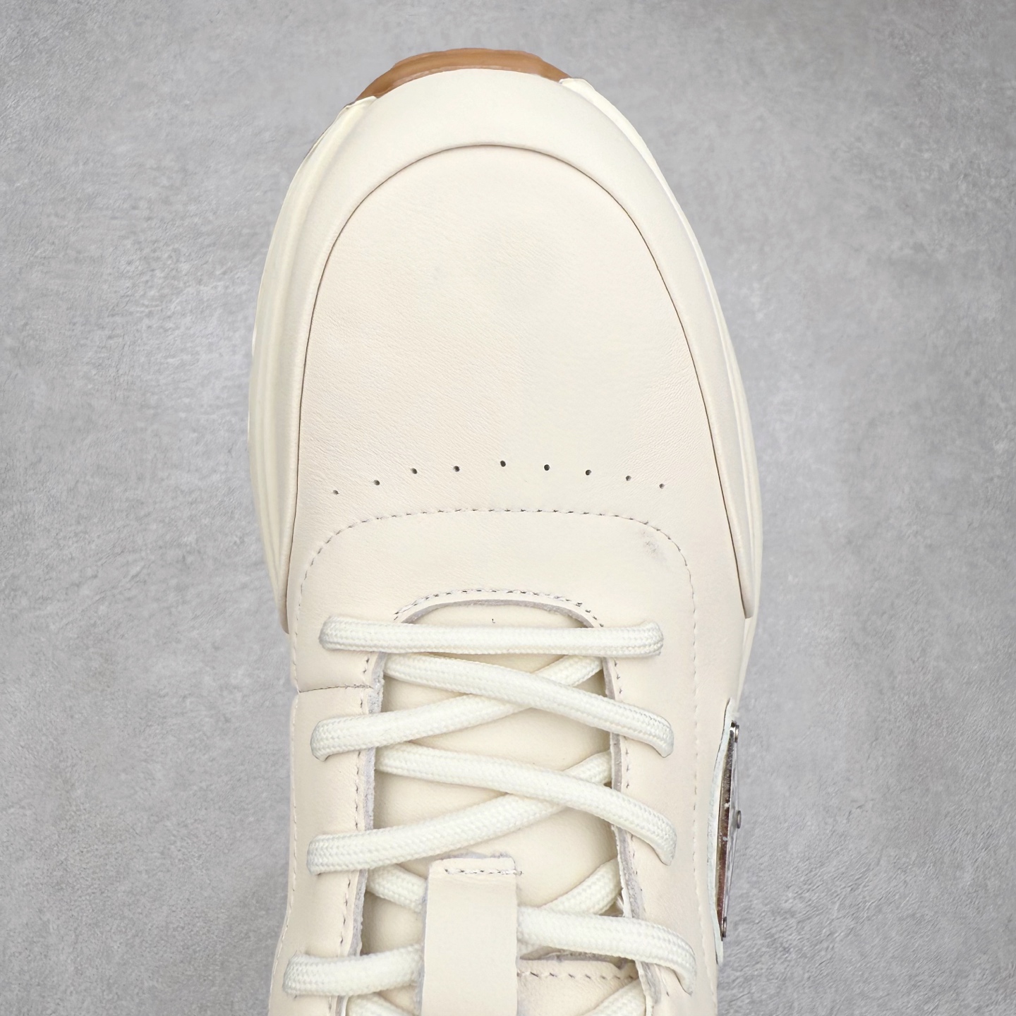 图片[4]-PRADA 普拉达男鞋厚底徽标低帮休闲鞋运动板鞋系列 广东大厂品质 专柜同步 大气个性更潮更抢眼更追求档次，它将颠覆旧念，与您共度时尚潮人必备! 面料采用原版进口小牛皮 牛皮内里垫脚 橡胶发泡大底 轻便防滑耐磨 脚感舒适 款式耐看做工精细 配以简洁利落的鞋楦 彰显男人的果敢和硬朗 尺码：39 40 41 42 43 44 比运动鞋偏大一码-选品中心