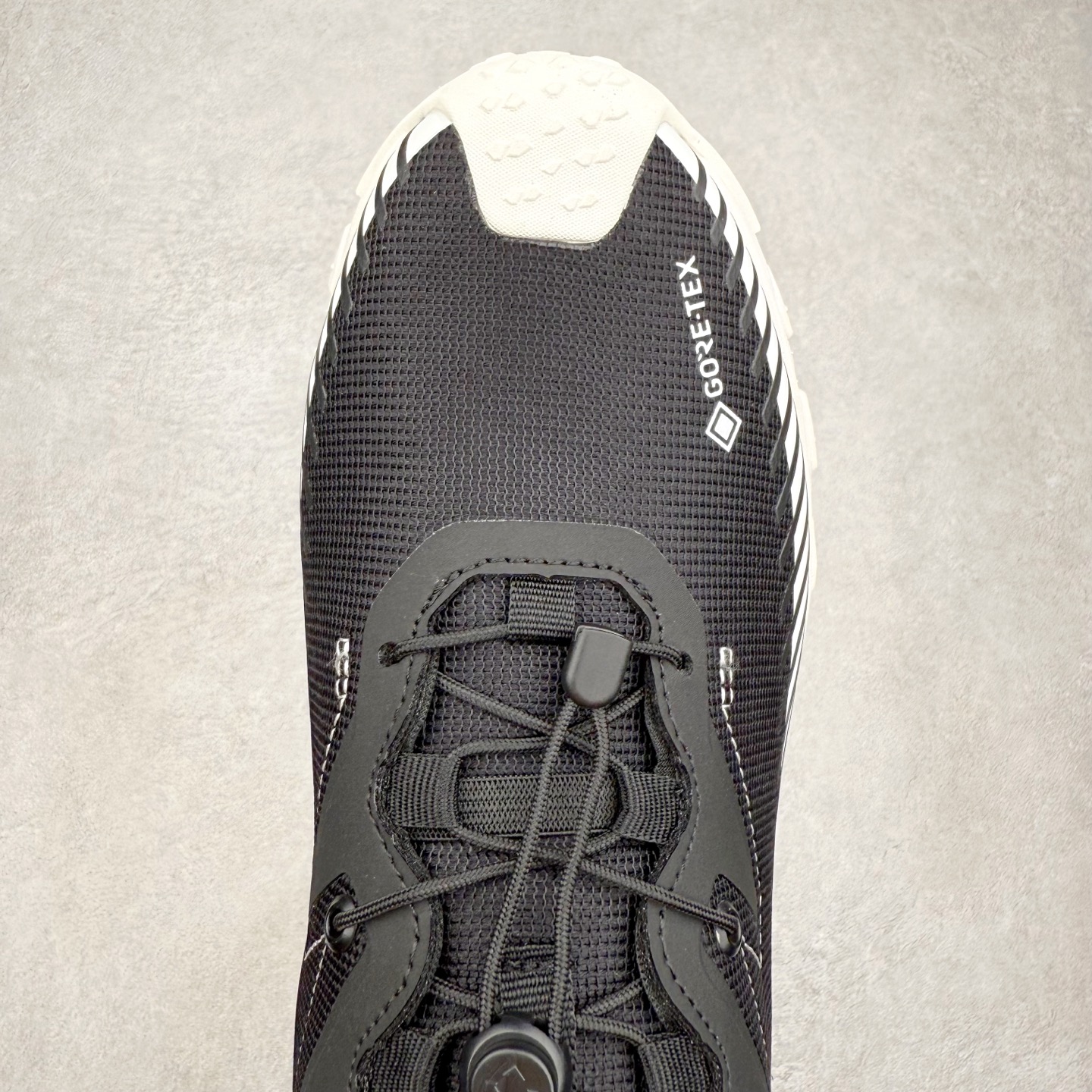 图片[4]-DESCENTE SKI STYLE 迪桑特系列舒适百搭 防滑耐磨低帮生活休闲鞋 DESCENTE（迪桑特）创立于1935年，品牌名取自法语词汇，意为“滑降”。品牌箭头标识代表滑雪的三种技术“高速直线滑行”、“穿越”和“侧滑”，也寓意品牌在打造高端专业运动产品中不断追求完美的创新精神，致力于成为中国高端专业滑雪、综训、女子、铁人三项、高尔夫的第一品牌。实拍调校N版已经零色差零失真 百分百还原实物色彩所见即所得 不存在货不对板色差等低级问题 选购参考实物拍摄 不混卖不参货 只用心做好货严格选品 承诺混一赔十 尺码：36 36.5 37.5 38 38.5 39 40 40.5 41 42 42.5 43 44 44.5 45-选品中心