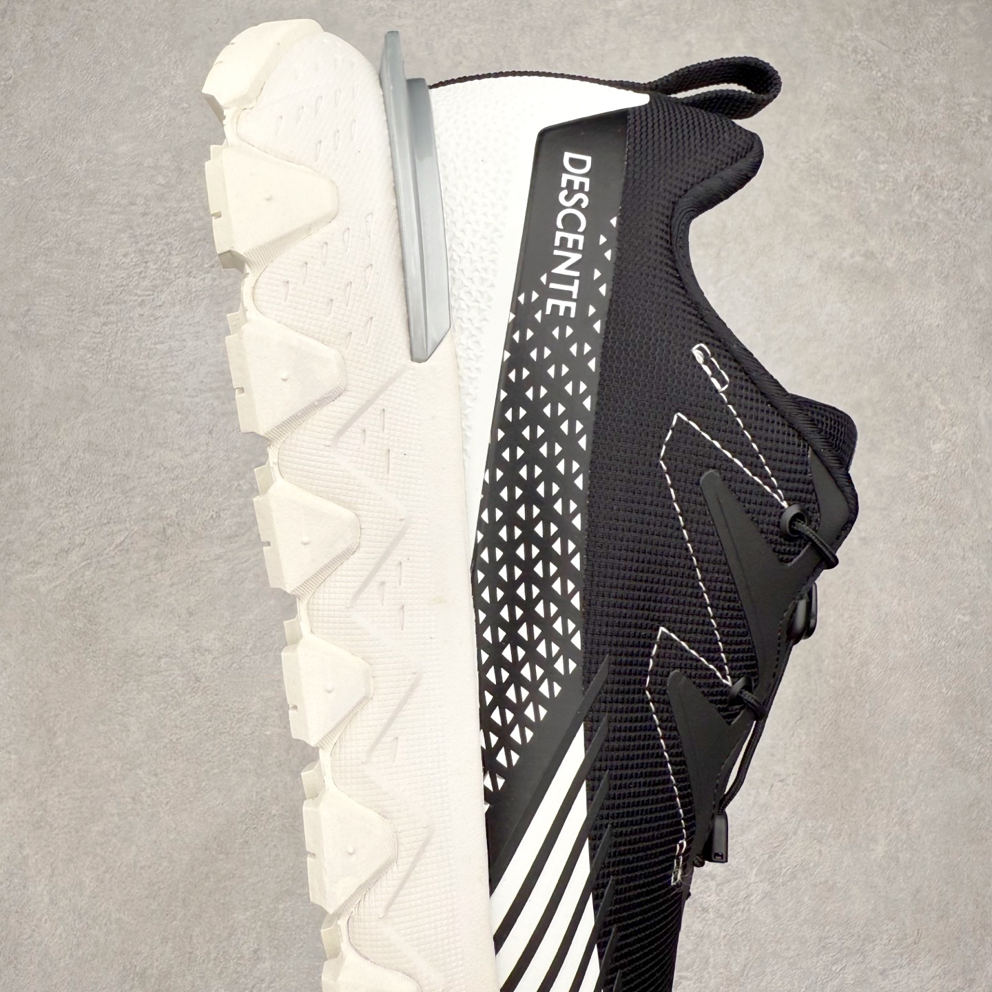 图片[6]-DESCENTE SKI STYLE 迪桑特系列舒适百搭 防滑耐磨低帮生活休闲鞋 DESCENTE（迪桑特）创立于1935年，品牌名取自法语词汇，意为“滑降”。品牌箭头标识代表滑雪的三种技术“高速直线滑行”、“穿越”和“侧滑”，也寓意品牌在打造高端专业运动产品中不断追求完美的创新精神，致力于成为中国高端专业滑雪、综训、女子、铁人三项、高尔夫的第一品牌。实拍调校N版已经零色差零失真 百分百还原实物色彩所见即所得 不存在货不对板色差等低级问题 选购参考实物拍摄 不混卖不参货 只用心做好货严格选品 承诺混一赔十 尺码：36 36.5 37.5 38 38.5 39 40 40.5 41 42 42.5 43 44 44.5 45-选品中心