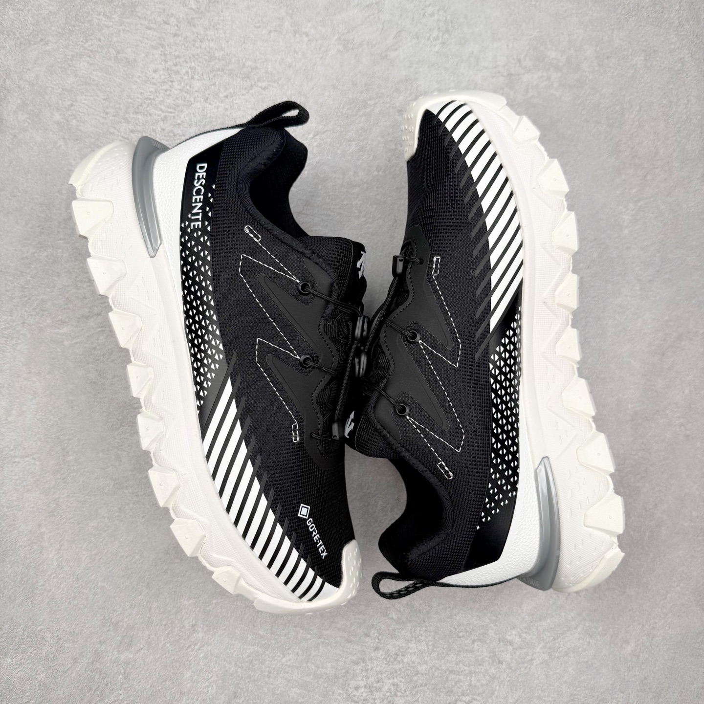 图片[3]-DESCENTE SKI STYLE 迪桑特系列舒适百搭 防滑耐磨低帮生活休闲鞋 DESCENTE（迪桑特）创立于1935年，品牌名取自法语词汇，意为“滑降”。品牌箭头标识代表滑雪的三种技术“高速直线滑行”、“穿越”和“侧滑”，也寓意品牌在打造高端专业运动产品中不断追求完美的创新精神，致力于成为中国高端专业滑雪、综训、女子、铁人三项、高尔夫的第一品牌。实拍调校N版已经零色差零失真 百分百还原实物色彩所见即所得 不存在货不对板色差等低级问题 选购参考实物拍摄 不混卖不参货 只用心做好货严格选品 承诺混一赔十 尺码：36 36.5 37.5 38 38.5 39 40 40.5 41 42 42.5 43 44 44.5 45-选品中心