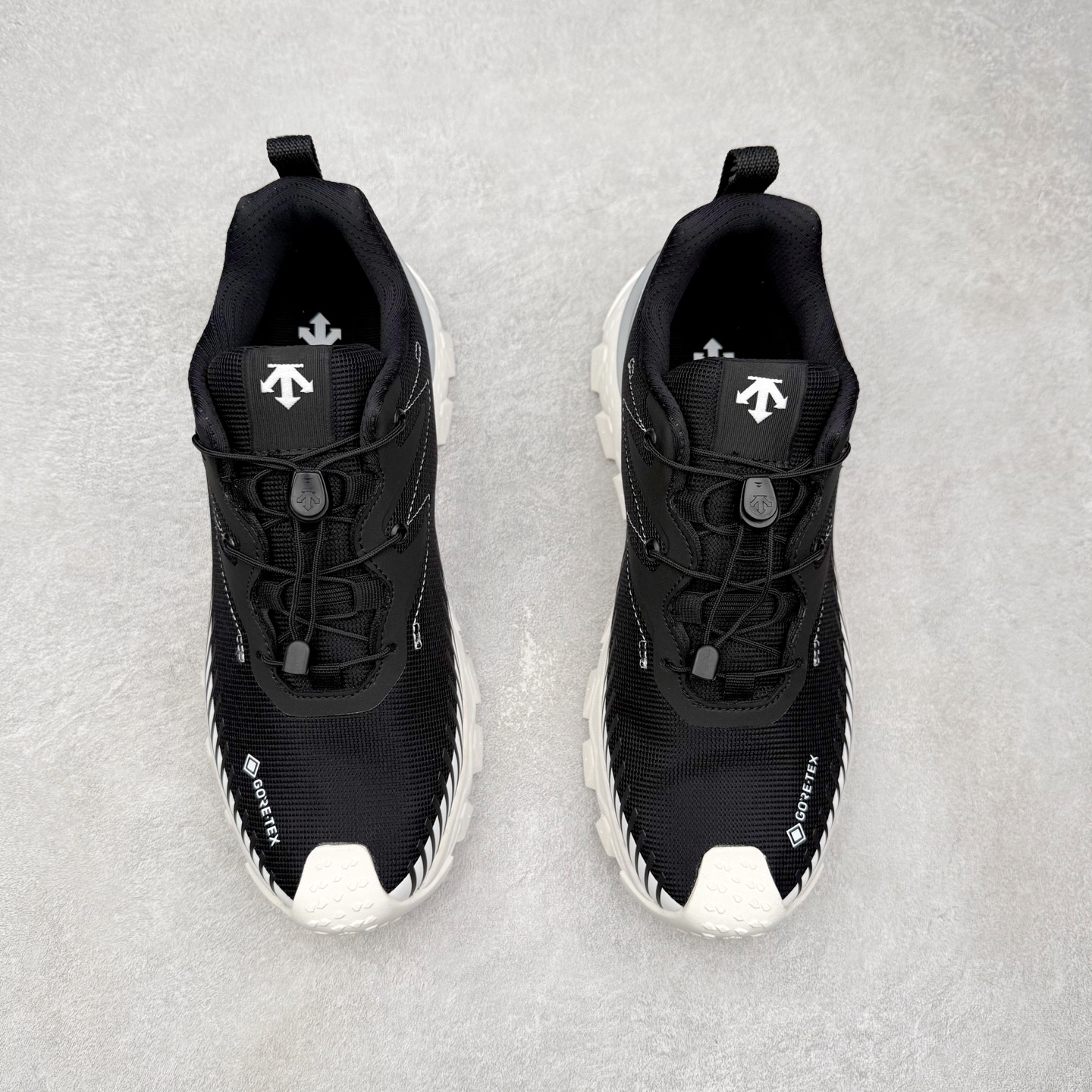 图片[2]-DESCENTE SKI STYLE 迪桑特系列舒适百搭 防滑耐磨低帮生活休闲鞋 DESCENTE（迪桑特）创立于1935年，品牌名取自法语词汇，意为“滑降”。品牌箭头标识代表滑雪的三种技术“高速直线滑行”、“穿越”和“侧滑”，也寓意品牌在打造高端专业运动产品中不断追求完美的创新精神，致力于成为中国高端专业滑雪、综训、女子、铁人三项、高尔夫的第一品牌。实拍调校N版已经零色差零失真 百分百还原实物色彩所见即所得 不存在货不对板色差等低级问题 选购参考实物拍摄 不混卖不参货 只用心做好货严格选品 承诺混一赔十 尺码：36 36.5 37.5 38 38.5 39 40 40.5 41 42 42.5 43 44 44.5 45-选品中心