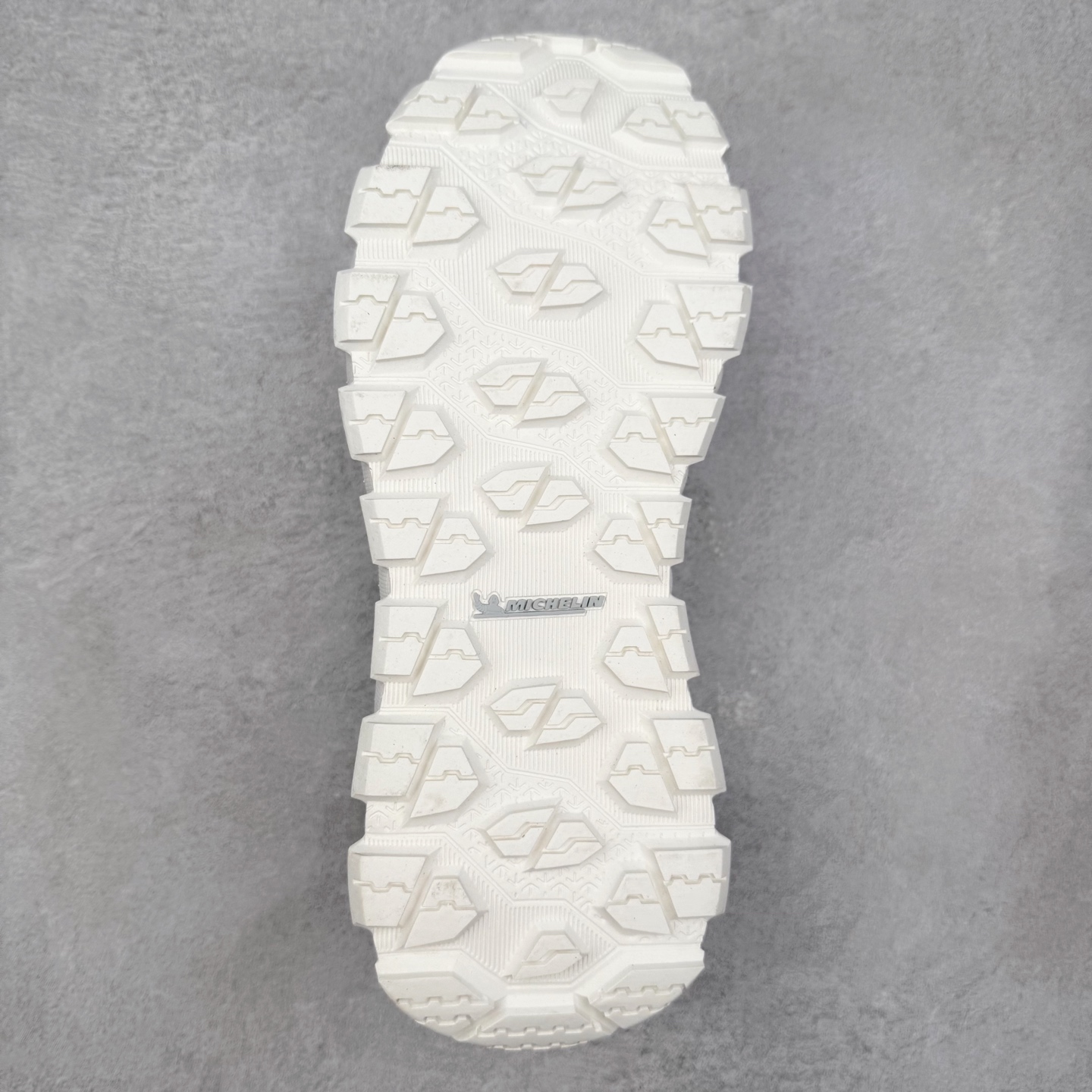 图片[9]-DESCENTE SKI STYLE 迪桑特系列舒适百搭 防滑耐磨低帮生活休闲鞋 DESCENTE（迪桑特）创立于1935年，品牌名取自法语词汇，意为“滑降”。品牌箭头标识代表滑雪的三种技术“高速直线滑行”、“穿越”和“侧滑”，也寓意品牌在打造高端专业运动产品中不断追求完美的创新精神，致力于成为中国高端专业滑雪、综训、女子、铁人三项、高尔夫的第一品牌。实拍调校N版已经零色差零失真 百分百还原实物色彩所见即所得 不存在货不对板色差等低级问题 选购参考实物拍摄 不混卖不参货 只用心做好货严格选品 承诺混一赔十 尺码：36 36.5 37.5 38 38.5 39 40 40.5 41 42 42.5 43 44 44.5 45-选品中心