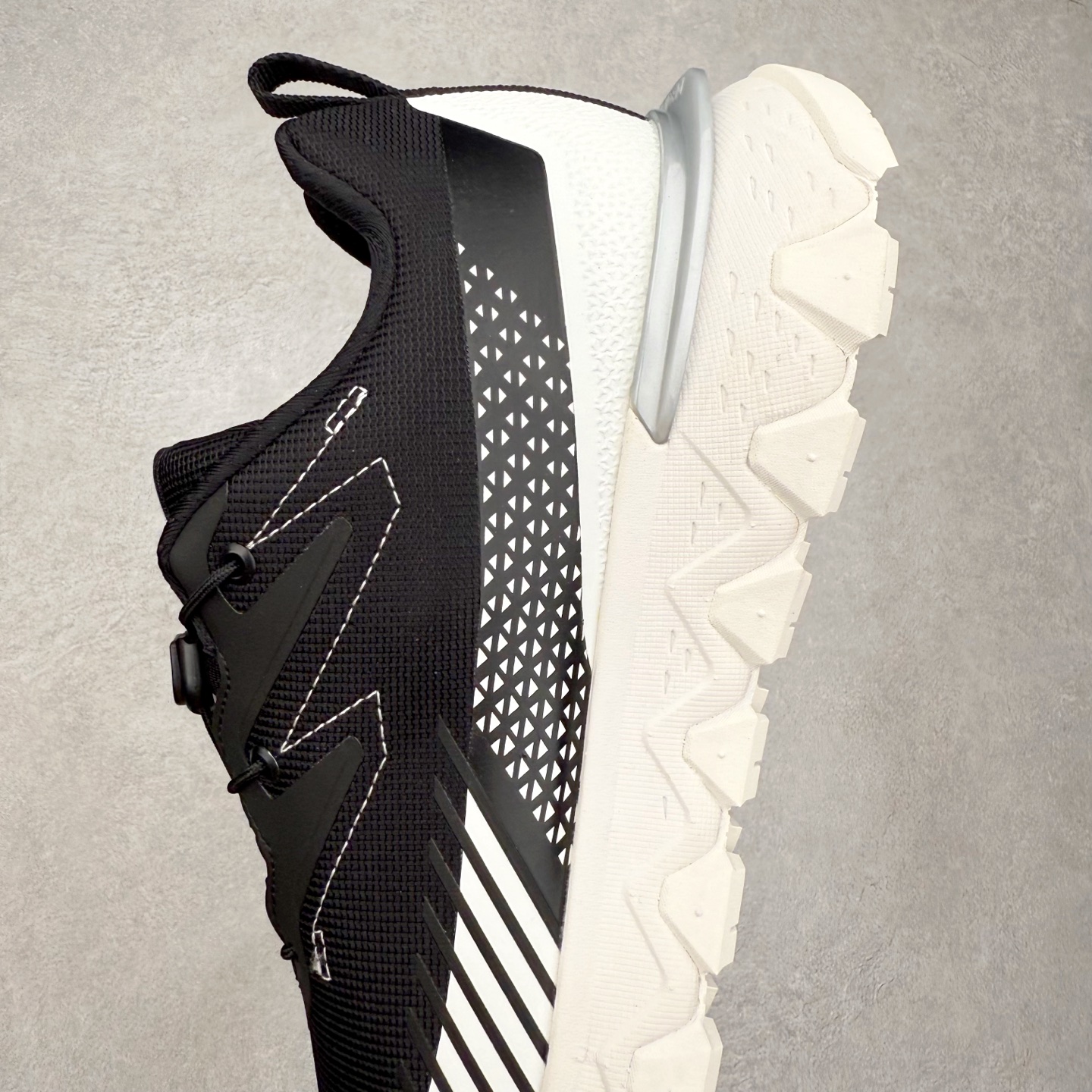 图片[7]-DESCENTE SKI STYLE 迪桑特系列舒适百搭 防滑耐磨低帮生活休闲鞋 DESCENTE（迪桑特）创立于1935年，品牌名取自法语词汇，意为“滑降”。品牌箭头标识代表滑雪的三种技术“高速直线滑行”、“穿越”和“侧滑”，也寓意品牌在打造高端专业运动产品中不断追求完美的创新精神，致力于成为中国高端专业滑雪、综训、女子、铁人三项、高尔夫的第一品牌。实拍调校N版已经零色差零失真 百分百还原实物色彩所见即所得 不存在货不对板色差等低级问题 选购参考实物拍摄 不混卖不参货 只用心做好货严格选品 承诺混一赔十 尺码：36 36.5 37.5 38 38.5 39 40 40.5 41 42 42.5 43 44 44.5 45-选品中心