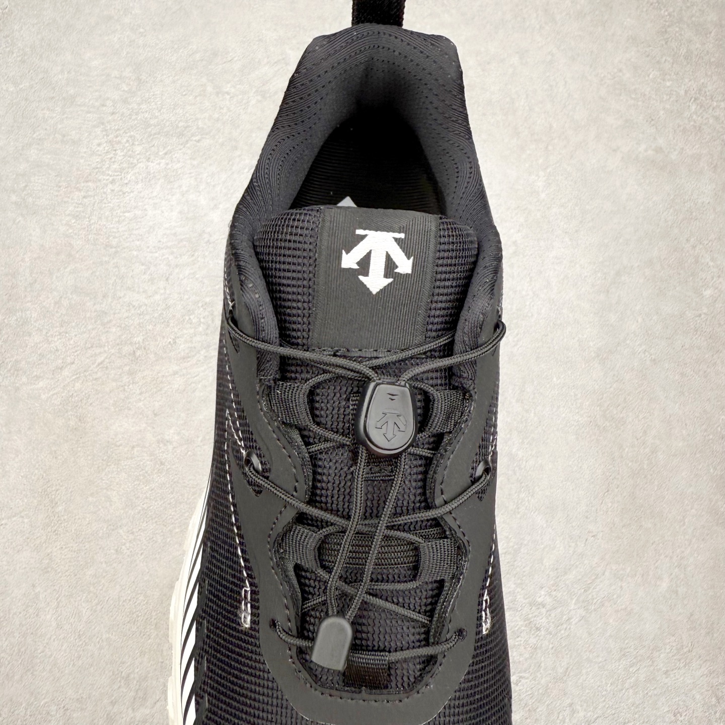 图片[5]-DESCENTE SKI STYLE 迪桑特系列舒适百搭 防滑耐磨低帮生活休闲鞋 DESCENTE（迪桑特）创立于1935年，品牌名取自法语词汇，意为“滑降”。品牌箭头标识代表滑雪的三种技术“高速直线滑行”、“穿越”和“侧滑”，也寓意品牌在打造高端专业运动产品中不断追求完美的创新精神，致力于成为中国高端专业滑雪、综训、女子、铁人三项、高尔夫的第一品牌。实拍调校N版已经零色差零失真 百分百还原实物色彩所见即所得 不存在货不对板色差等低级问题 选购参考实物拍摄 不混卖不参货 只用心做好货严格选品 承诺混一赔十 尺码：36 36.5 37.5 38 38.5 39 40 40.5 41 42 42.5 43 44 44.5 45-选品中心