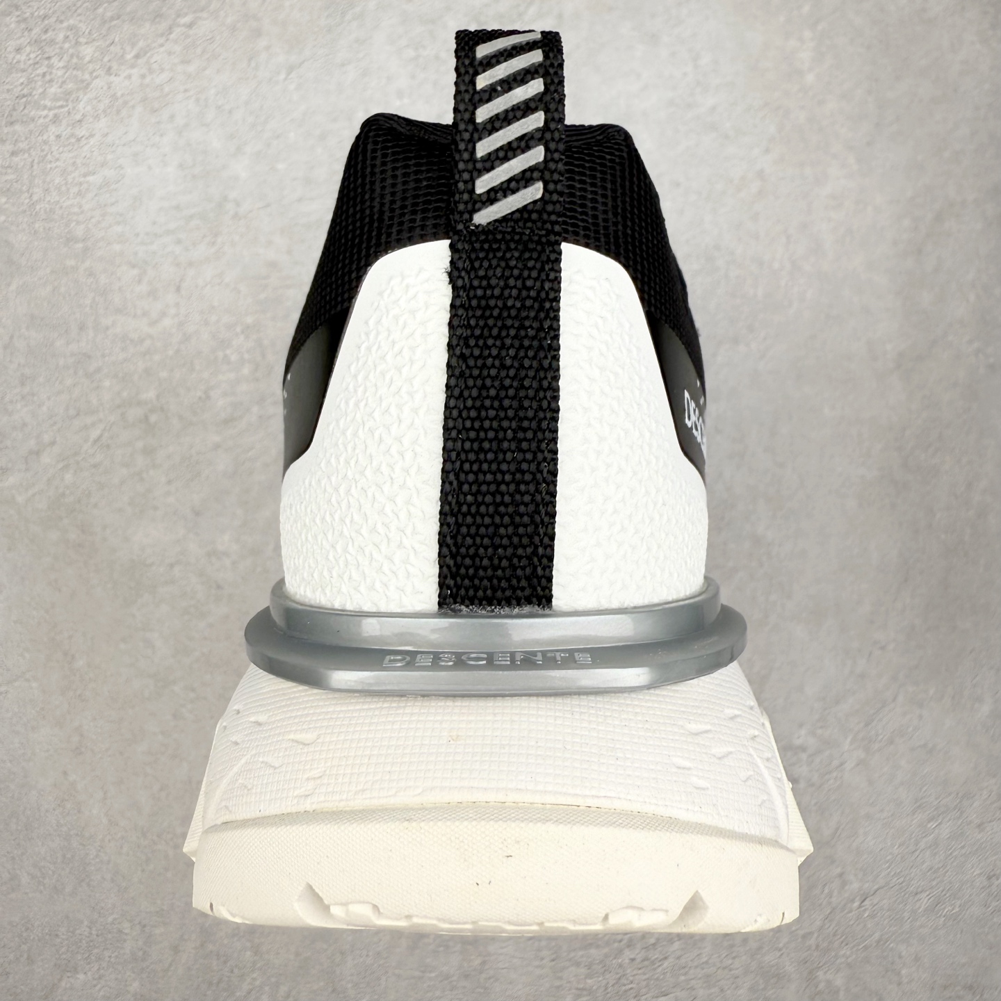 图片[8]-DESCENTE SKI STYLE 迪桑特系列舒适百搭 防滑耐磨低帮生活休闲鞋 DESCENTE（迪桑特）创立于1935年，品牌名取自法语词汇，意为“滑降”。品牌箭头标识代表滑雪的三种技术“高速直线滑行”、“穿越”和“侧滑”，也寓意品牌在打造高端专业运动产品中不断追求完美的创新精神，致力于成为中国高端专业滑雪、综训、女子、铁人三项、高尔夫的第一品牌。实拍调校N版已经零色差零失真 百分百还原实物色彩所见即所得 不存在货不对板色差等低级问题 选购参考实物拍摄 不混卖不参货 只用心做好货严格选品 承诺混一赔十 尺码：36 36.5 37.5 38 38.5 39 40 40.5 41 42 42.5 43 44 44.5 45-选品中心