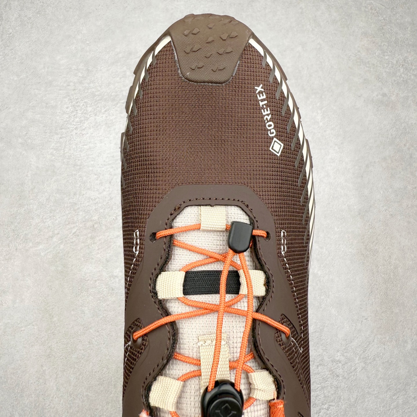 图片[4]-DESCENTE SKI STYLE 迪桑特系列舒适百搭 防滑耐磨低帮生活休闲鞋 DESCENTE（迪桑特）创立于1935年，品牌名取自法语词汇，意为“滑降”。品牌箭头标识代表滑雪的三种技术“高速直线滑行”、“穿越”和“侧滑”，也寓意品牌在打造高端专业运动产品中不断追求完美的创新精神，致力于成为中国高端专业滑雪、综训、女子、铁人三项、高尔夫的第一品牌。实拍调校N版已经零色差零失真 百分百还原实物色彩所见即所得 不存在货不对板色差等低级问题 选购参考实物拍摄 不混卖不参货 只用心做好货严格选品 承诺混一赔十 尺码：36 36.5 37.5 38 38.5 39 40 40.5 41 42 42.5 43 44 44.5 45-选品中心