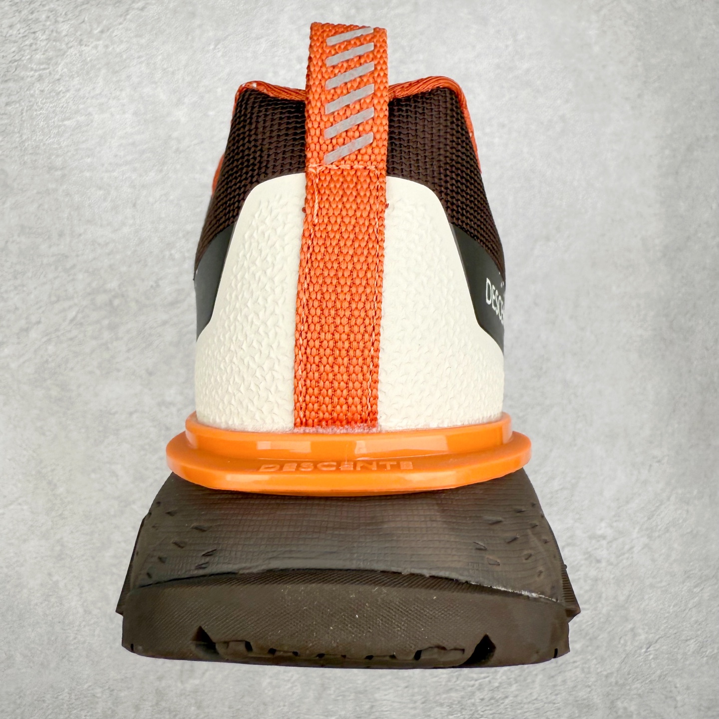 图片[8]-DESCENTE SKI STYLE 迪桑特系列舒适百搭 防滑耐磨低帮生活休闲鞋 DESCENTE（迪桑特）创立于1935年，品牌名取自法语词汇，意为“滑降”。品牌箭头标识代表滑雪的三种技术“高速直线滑行”、“穿越”和“侧滑”，也寓意品牌在打造高端专业运动产品中不断追求完美的创新精神，致力于成为中国高端专业滑雪、综训、女子、铁人三项、高尔夫的第一品牌。实拍调校N版已经零色差零失真 百分百还原实物色彩所见即所得 不存在货不对板色差等低级问题 选购参考实物拍摄 不混卖不参货 只用心做好货严格选品 承诺混一赔十 尺码：36 36.5 37.5 38 38.5 39 40 40.5 41 42 42.5 43 44 44.5 45-选品中心