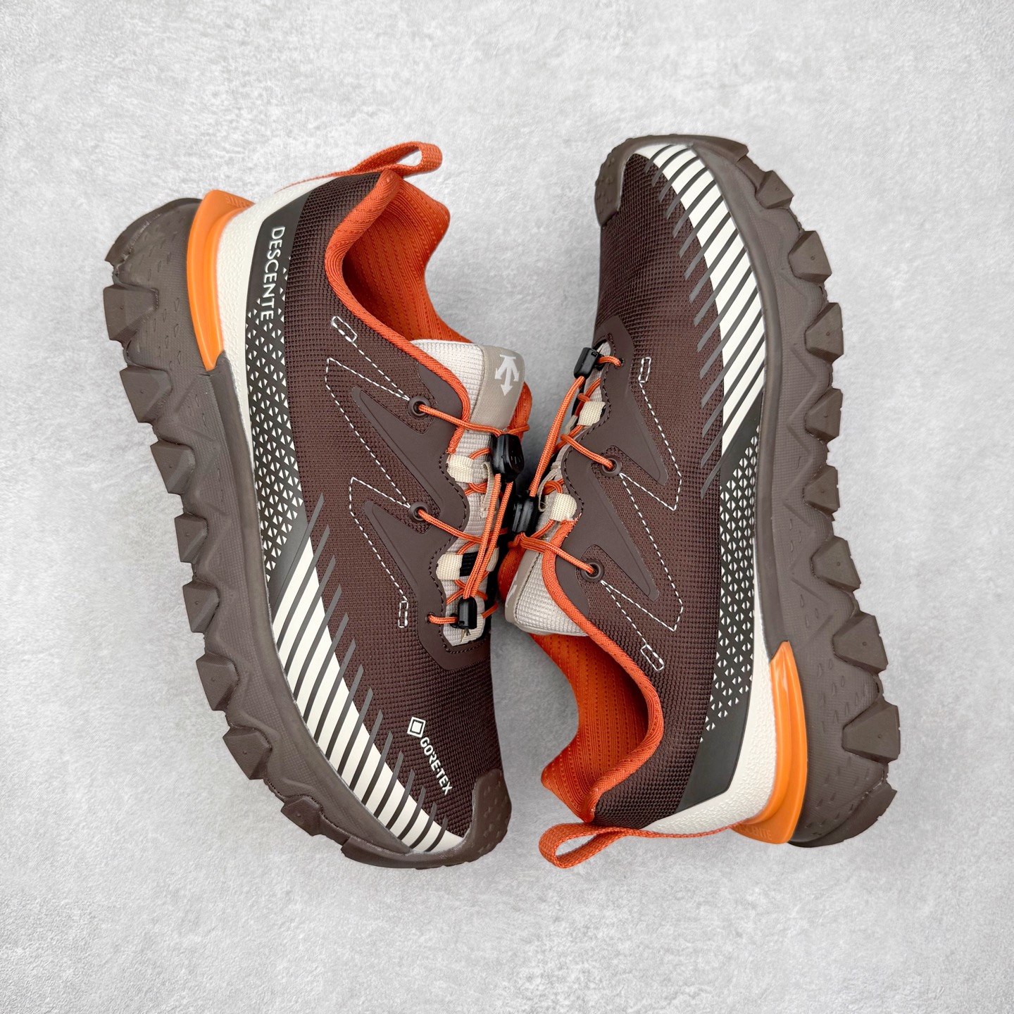 图片[3]-DESCENTE SKI STYLE 迪桑特系列舒适百搭 防滑耐磨低帮生活休闲鞋 DESCENTE（迪桑特）创立于1935年，品牌名取自法语词汇，意为“滑降”。品牌箭头标识代表滑雪的三种技术“高速直线滑行”、“穿越”和“侧滑”，也寓意品牌在打造高端专业运动产品中不断追求完美的创新精神，致力于成为中国高端专业滑雪、综训、女子、铁人三项、高尔夫的第一品牌。实拍调校N版已经零色差零失真 百分百还原实物色彩所见即所得 不存在货不对板色差等低级问题 选购参考实物拍摄 不混卖不参货 只用心做好货严格选品 承诺混一赔十 尺码：36 36.5 37.5 38 38.5 39 40 40.5 41 42 42.5 43 44 44.5 45-选品中心