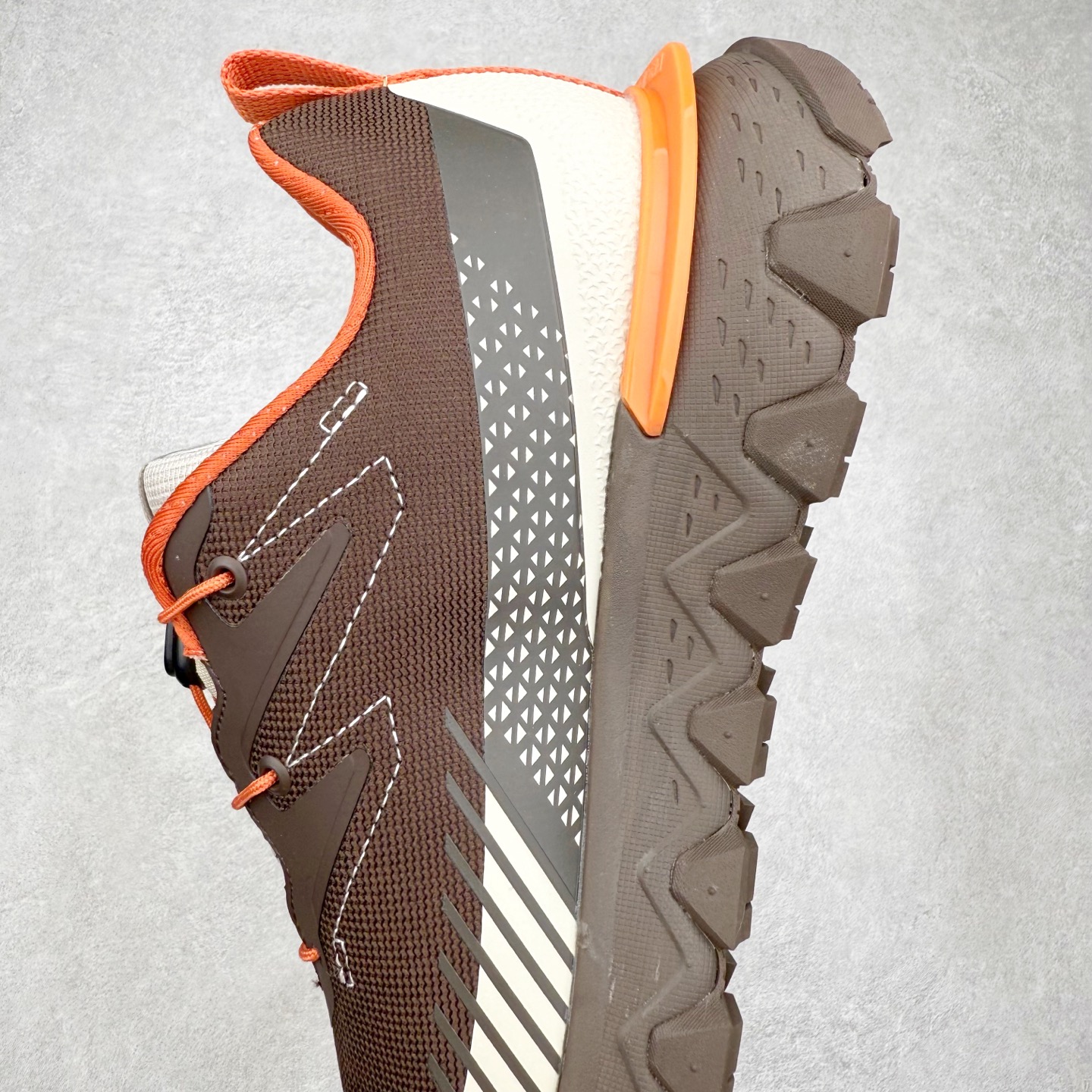 图片[7]-DESCENTE SKI STYLE 迪桑特系列舒适百搭 防滑耐磨低帮生活休闲鞋 DESCENTE（迪桑特）创立于1935年，品牌名取自法语词汇，意为“滑降”。品牌箭头标识代表滑雪的三种技术“高速直线滑行”、“穿越”和“侧滑”，也寓意品牌在打造高端专业运动产品中不断追求完美的创新精神，致力于成为中国高端专业滑雪、综训、女子、铁人三项、高尔夫的第一品牌。实拍调校N版已经零色差零失真 百分百还原实物色彩所见即所得 不存在货不对板色差等低级问题 选购参考实物拍摄 不混卖不参货 只用心做好货严格选品 承诺混一赔十 尺码：36 36.5 37.5 38 38.5 39 40 40.5 41 42 42.5 43 44 44.5 45-选品中心