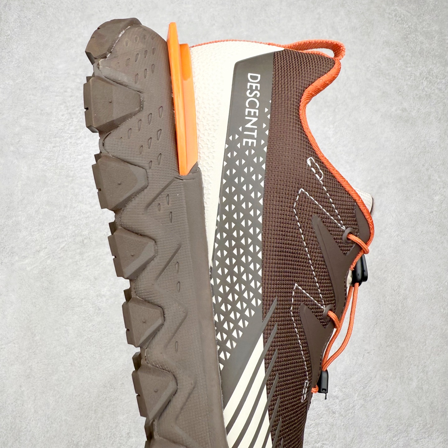 图片[6]-DESCENTE SKI STYLE 迪桑特系列舒适百搭 防滑耐磨低帮生活休闲鞋 DESCENTE（迪桑特）创立于1935年，品牌名取自法语词汇，意为“滑降”。品牌箭头标识代表滑雪的三种技术“高速直线滑行”、“穿越”和“侧滑”，也寓意品牌在打造高端专业运动产品中不断追求完美的创新精神，致力于成为中国高端专业滑雪、综训、女子、铁人三项、高尔夫的第一品牌。实拍调校N版已经零色差零失真 百分百还原实物色彩所见即所得 不存在货不对板色差等低级问题 选购参考实物拍摄 不混卖不参货 只用心做好货严格选品 承诺混一赔十 尺码：36 36.5 37.5 38 38.5 39 40 40.5 41 42 42.5 43 44 44.5 45-选品中心