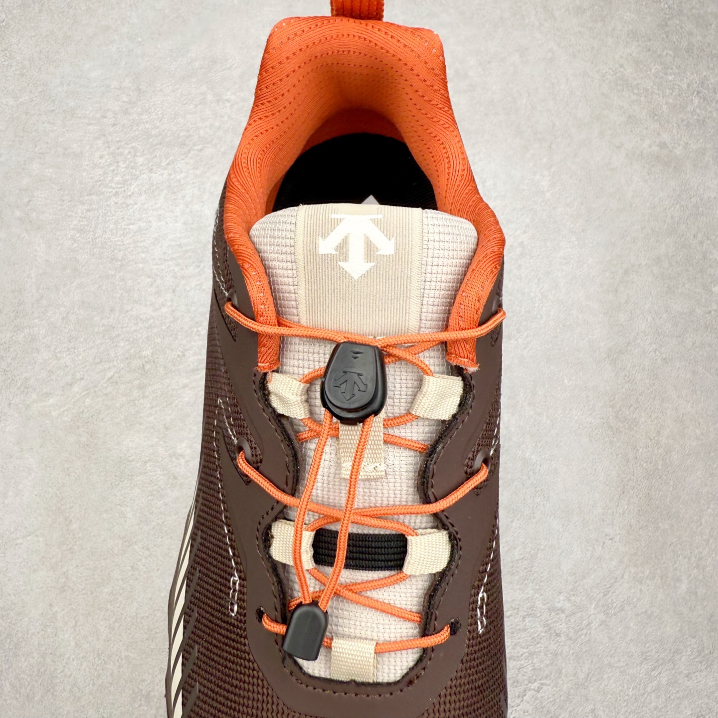 图片[5]-DESCENTE SKI STYLE 迪桑特系列舒适百搭 防滑耐磨低帮生活休闲鞋 DESCENTE（迪桑特）创立于1935年，品牌名取自法语词汇，意为“滑降”。品牌箭头标识代表滑雪的三种技术“高速直线滑行”、“穿越”和“侧滑”，也寓意品牌在打造高端专业运动产品中不断追求完美的创新精神，致力于成为中国高端专业滑雪、综训、女子、铁人三项、高尔夫的第一品牌。实拍调校N版已经零色差零失真 百分百还原实物色彩所见即所得 不存在货不对板色差等低级问题 选购参考实物拍摄 不混卖不参货 只用心做好货严格选品 承诺混一赔十 尺码：36 36.5 37.5 38 38.5 39 40 40.5 41 42 42.5 43 44 44.5 45-选品中心