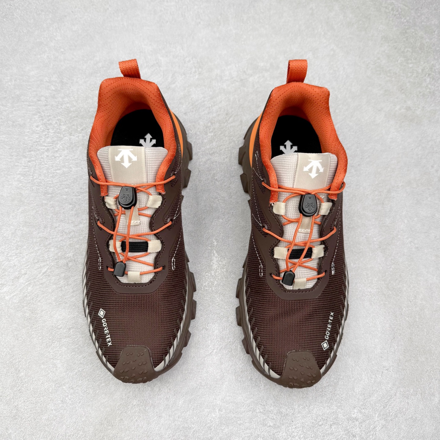 图片[2]-DESCENTE SKI STYLE 迪桑特系列舒适百搭 防滑耐磨低帮生活休闲鞋 DESCENTE（迪桑特）创立于1935年，品牌名取自法语词汇，意为“滑降”。品牌箭头标识代表滑雪的三种技术“高速直线滑行”、“穿越”和“侧滑”，也寓意品牌在打造高端专业运动产品中不断追求完美的创新精神，致力于成为中国高端专业滑雪、综训、女子、铁人三项、高尔夫的第一品牌。实拍调校N版已经零色差零失真 百分百还原实物色彩所见即所得 不存在货不对板色差等低级问题 选购参考实物拍摄 不混卖不参货 只用心做好货严格选品 承诺混一赔十 尺码：36 36.5 37.5 38 38.5 39 40 40.5 41 42 42.5 43 44 44.5 45-选品中心