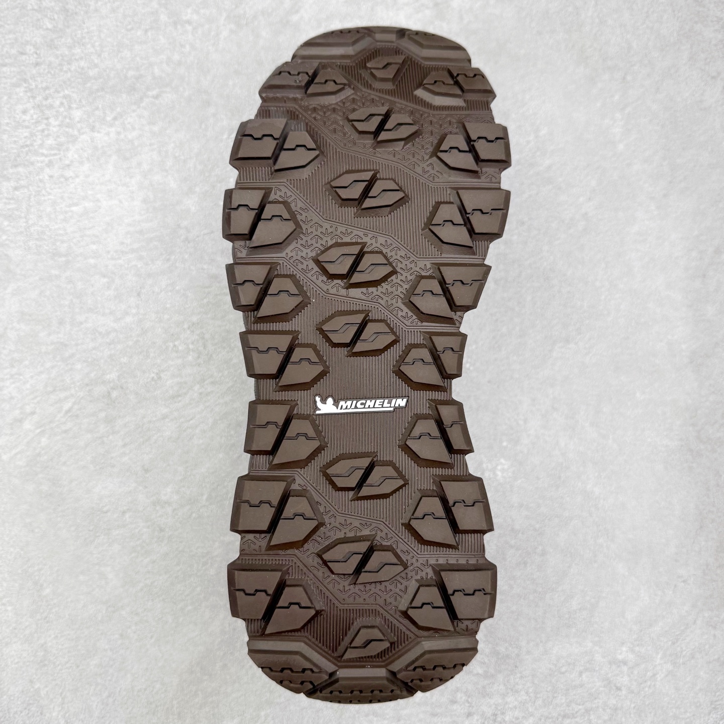 图片[9]-DESCENTE SKI STYLE 迪桑特系列舒适百搭 防滑耐磨低帮生活休闲鞋 DESCENTE（迪桑特）创立于1935年，品牌名取自法语词汇，意为“滑降”。品牌箭头标识代表滑雪的三种技术“高速直线滑行”、“穿越”和“侧滑”，也寓意品牌在打造高端专业运动产品中不断追求完美的创新精神，致力于成为中国高端专业滑雪、综训、女子、铁人三项、高尔夫的第一品牌。实拍调校N版已经零色差零失真 百分百还原实物色彩所见即所得 不存在货不对板色差等低级问题 选购参考实物拍摄 不混卖不参货 只用心做好货严格选品 承诺混一赔十 尺码：36 36.5 37.5 38 38.5 39 40 40.5 41 42 42.5 43 44 44.5 45-选品中心