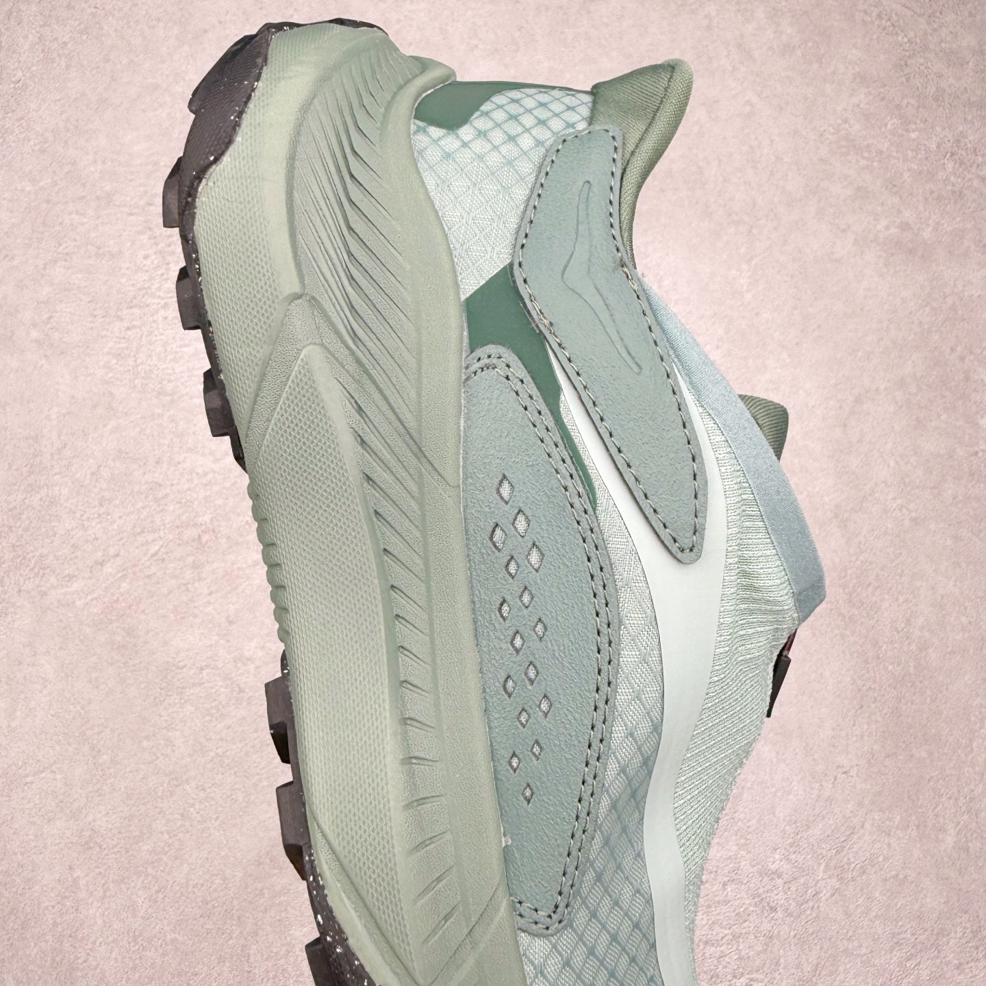 图片[6]-HOKA ONE ONE PROJECT TRANSPORT 舒适百搭防滑耐磨低帮生活休闲鞋 男女同款 HOKA ONE ONE是来自美国的跑步鞋知名品牌，创立于2009年，始终致力于为所有跑者提供更新、更好的跑步装备。相比常规跑鞋，HOKA ONE ONE特别研发使用性能独特的几何形跑鞋中底，此种鞋底更厚、更高、回弹性也更好，除了卓越的缓冲性能，它还能內各种阶段的跑者带来更具动感、更加稳定的跑步体验。HOKAONE ONE从设计之初就清楚意识到，要保证跑者步幅的均匀一致，双脚自然而然的运动至关重要。尺码：36 36.5 37.5 38 38.5 39 40 40.5 41 42 42.5 43 44 44.5 45-选品中心