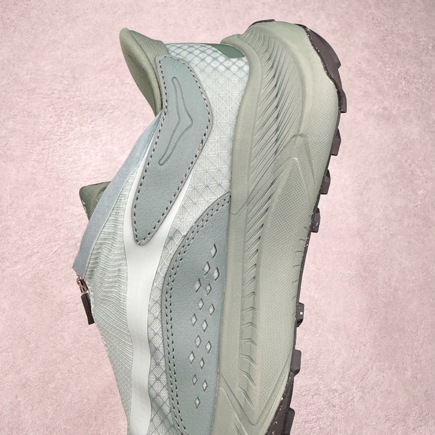 图片[7]-HOKA ONE ONE PROJECT TRANSPORT 舒适百搭防滑耐磨低帮生活休闲鞋 男女同款 HOKA ONE ONE是来自美国的跑步鞋知名品牌，创立于2009年，始终致力于为所有跑者提供更新、更好的跑步装备。相比常规跑鞋，HOKA ONE ONE特别研发使用性能独特的几何形跑鞋中底，此种鞋底更厚、更高、回弹性也更好，除了卓越的缓冲性能，它还能內各种阶段的跑者带来更具动感、更加稳定的跑步体验。HOKAONE ONE从设计之初就清楚意识到，要保证跑者步幅的均匀一致，双脚自然而然的运动至关重要。尺码：36 36.5 37.5 38 38.5 39 40 40.5 41 42 42.5 43 44 44.5 45-选品中心