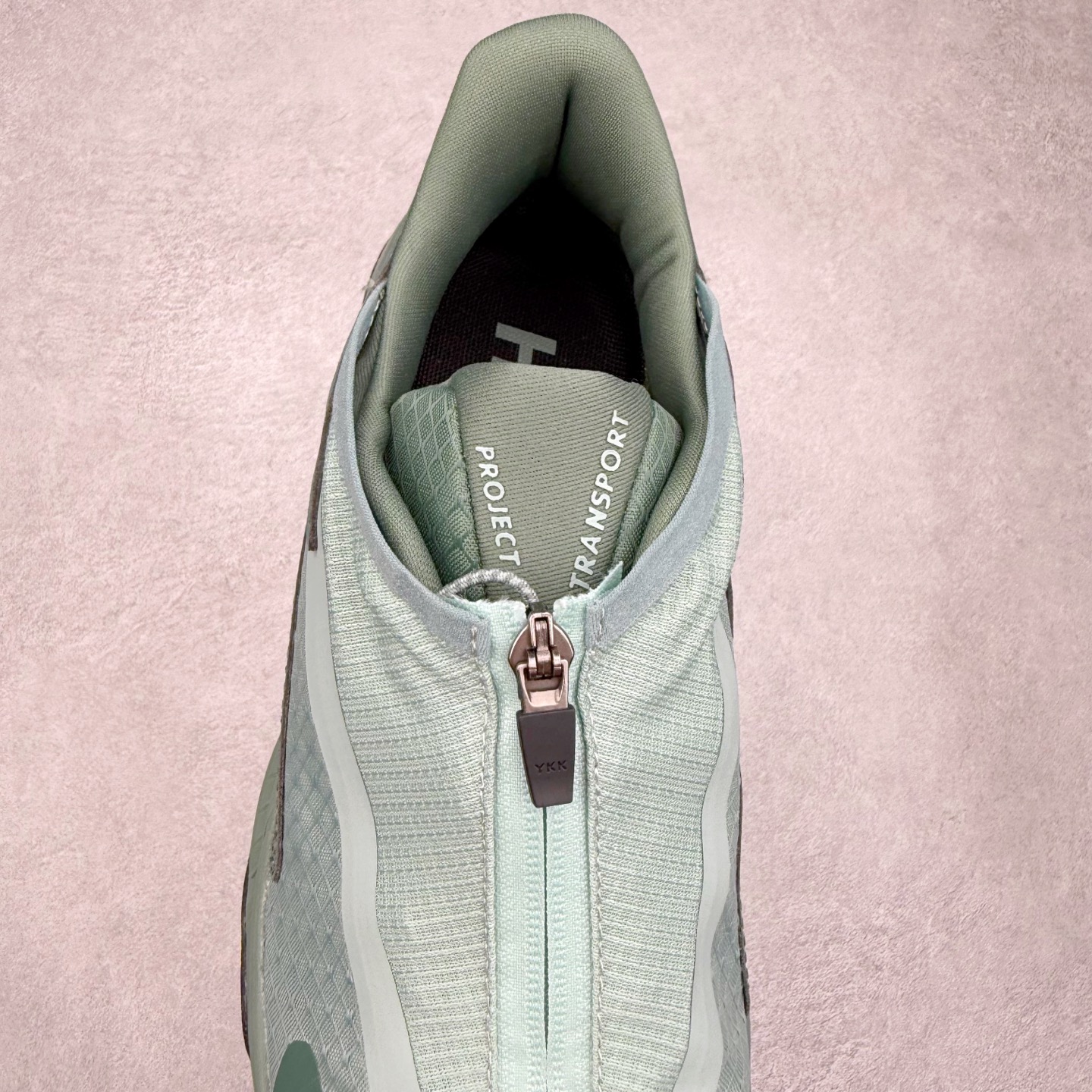 图片[5]-HOKA ONE ONE PROJECT TRANSPORT 舒适百搭防滑耐磨低帮生活休闲鞋 男女同款 HOKA ONE ONE是来自美国的跑步鞋知名品牌，创立于2009年，始终致力于为所有跑者提供更新、更好的跑步装备。相比常规跑鞋，HOKA ONE ONE特别研发使用性能独特的几何形跑鞋中底，此种鞋底更厚、更高、回弹性也更好，除了卓越的缓冲性能，它还能內各种阶段的跑者带来更具动感、更加稳定的跑步体验。HOKAONE ONE从设计之初就清楚意识到，要保证跑者步幅的均匀一致，双脚自然而然的运动至关重要。尺码：36 36.5 37.5 38 38.5 39 40 40.5 41 42 42.5 43 44 44.5 45-选品中心