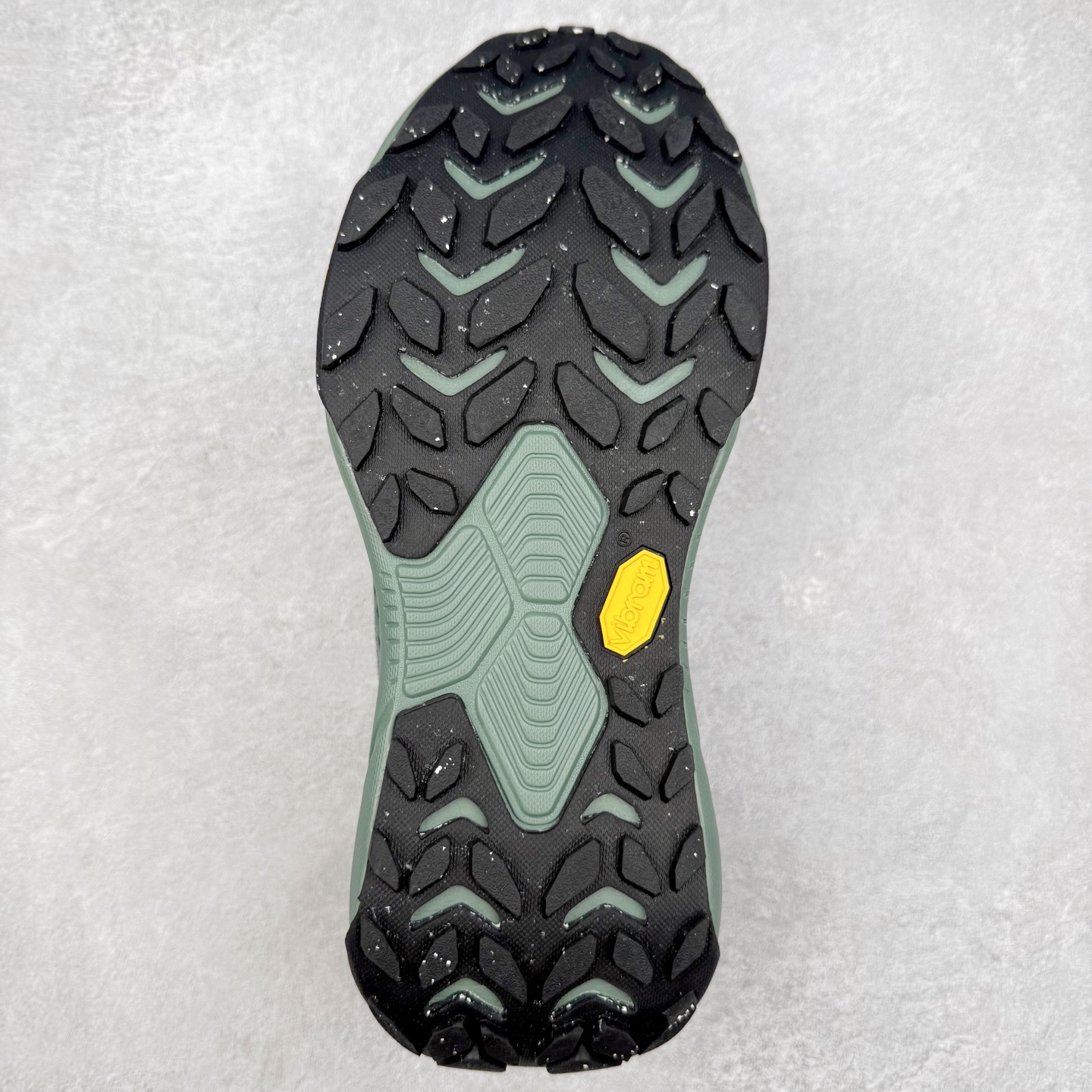 图片[9]-HOKA ONE ONE PROJECT TRANSPORT 舒适百搭防滑耐磨低帮生活休闲鞋 男女同款 HOKA ONE ONE是来自美国的跑步鞋知名品牌，创立于2009年，始终致力于为所有跑者提供更新、更好的跑步装备。相比常规跑鞋，HOKA ONE ONE特别研发使用性能独特的几何形跑鞋中底，此种鞋底更厚、更高、回弹性也更好，除了卓越的缓冲性能，它还能內各种阶段的跑者带来更具动感、更加稳定的跑步体验。HOKAONE ONE从设计之初就清楚意识到，要保证跑者步幅的均匀一致，双脚自然而然的运动至关重要。尺码：36 36.5 37.5 38 38.5 39 40 40.5 41 42 42.5 43 44 44.5 45-选品中心