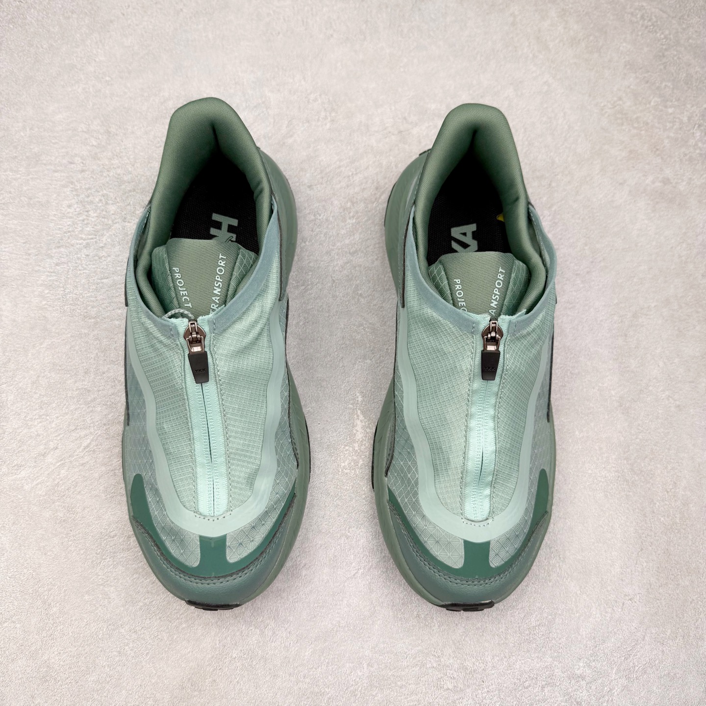 图片[2]-HOKA ONE ONE PROJECT TRANSPORT 舒适百搭防滑耐磨低帮生活休闲鞋 男女同款 HOKA ONE ONE是来自美国的跑步鞋知名品牌，创立于2009年，始终致力于为所有跑者提供更新、更好的跑步装备。相比常规跑鞋，HOKA ONE ONE特别研发使用性能独特的几何形跑鞋中底，此种鞋底更厚、更高、回弹性也更好，除了卓越的缓冲性能，它还能內各种阶段的跑者带来更具动感、更加稳定的跑步体验。HOKAONE ONE从设计之初就清楚意识到，要保证跑者步幅的均匀一致，双脚自然而然的运动至关重要。尺码：36 36.5 37.5 38 38.5 39 40 40.5 41 42 42.5 43 44 44.5 45-选品中心