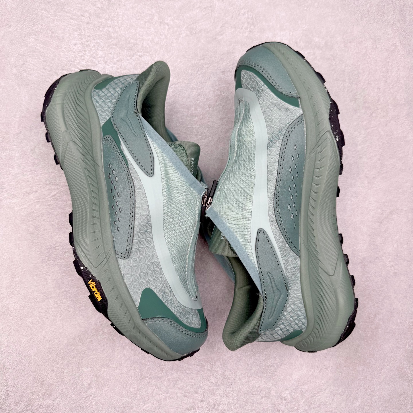 图片[3]-HOKA ONE ONE PROJECT TRANSPORT 舒适百搭防滑耐磨低帮生活休闲鞋 男女同款 HOKA ONE ONE是来自美国的跑步鞋知名品牌，创立于2009年，始终致力于为所有跑者提供更新、更好的跑步装备。相比常规跑鞋，HOKA ONE ONE特别研发使用性能独特的几何形跑鞋中底，此种鞋底更厚、更高、回弹性也更好，除了卓越的缓冲性能，它还能內各种阶段的跑者带来更具动感、更加稳定的跑步体验。HOKAONE ONE从设计之初就清楚意识到，要保证跑者步幅的均匀一致，双脚自然而然的运动至关重要。尺码：36 36.5 37.5 38 38.5 39 40 40.5 41 42 42.5 43 44 44.5 45-选品中心