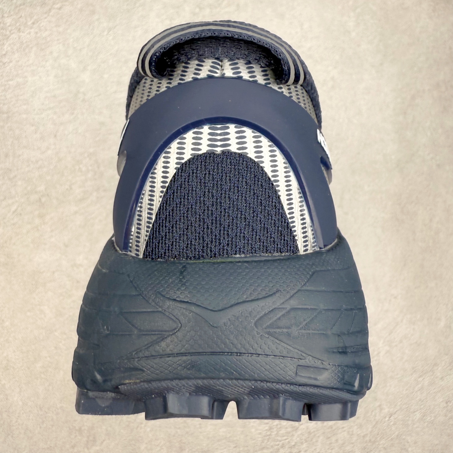 图片[8]-HOKA ONE ONE Mafate Speed 2 Low 玛法特2代系列低帮轻量户外越野休闲运动慢跑鞋 HOKA ONE ONE 最近推出了一个胶囊系列 Origin Story 这个系列里的 Mafate Speed 2 可以说让我日思夜想有一阵子了 最近终于拔草 让我来分享一下这双也是上脚赞到爆的越野跑鞋吧 以阿尔卑斯山脉作为主题将亮黄色与蓝色调覆盖在这经典轮廓之上 配色的呈现效果相当亮眼 以至于很多人买这个配色是用来日常搭配的 鞋面采用超轻的无缝架构 轻薄的TPU贴在透气的鞋面材料上 减轻重量同时也保证了支撑性 鞋底则采用滚动平衡技术 引导跑者回归自然步态 祖传的神奇EVA材质中底依旧是一如既往地表现优秀 能提供充足的缓震 作为HOKA家的越野跑鞋 VIBRAM 橡胶大底也是必不可少的 即便在复杂湿滑的地形 依旧能有良好的抓地力及稳定性 鞋带采用了弹性不易松脱的扁宽弹性鞋带 前掌与中掌部分也进行了加宽 也更加适合亚洲人的脚型 是一款十分全面且足够强悍的户外硬核越野鞋 而这双极其亮眼的越野跑鞋恰好又是在江山一百中参赛的UTMB冠军 Ludovic POMMERET 夺冠时穿着的战靴 这就让它变得更加有吸引力了 用来日常搭配的话短裤是基本不挑 长裤我个人推荐阔腿裤 工装裤以及各种长筒牛仔裤都可以 尺码：36 36.5 37.5 38 38.5 39 40 40.5 41 42 42.5 43 44 44.5 45-选品中心