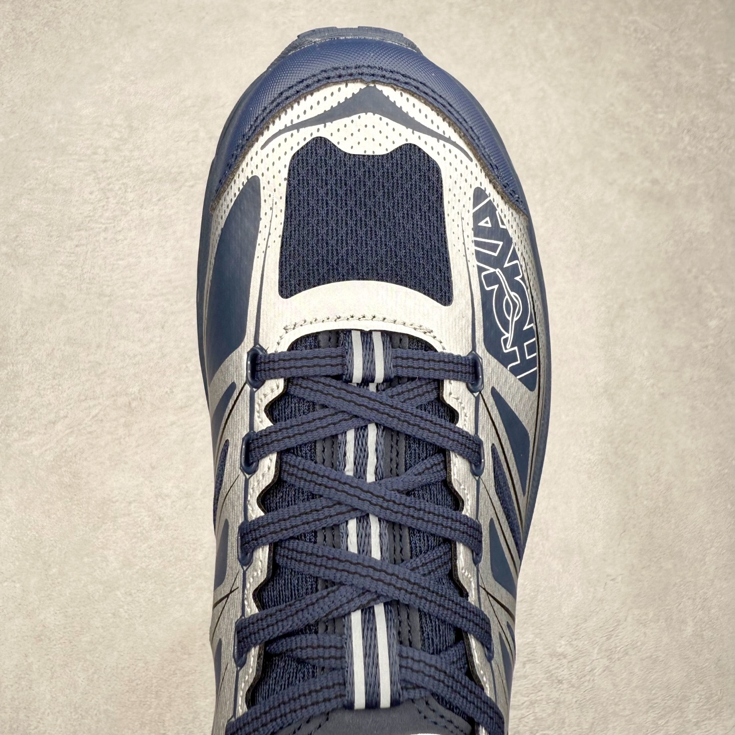 图片[4]-HOKA ONE ONE Mafate Speed 2 Low 玛法特2代系列低帮轻量户外越野休闲运动慢跑鞋 HOKA ONE ONE 最近推出了一个胶囊系列 Origin Story 这个系列里的 Mafate Speed 2 可以说让我日思夜想有一阵子了 最近终于拔草 让我来分享一下这双也是上脚赞到爆的越野跑鞋吧 以阿尔卑斯山脉作为主题将亮黄色与蓝色调覆盖在这经典轮廓之上 配色的呈现效果相当亮眼 以至于很多人买这个配色是用来日常搭配的 鞋面采用超轻的无缝架构 轻薄的TPU贴在透气的鞋面材料上 减轻重量同时也保证了支撑性 鞋底则采用滚动平衡技术 引导跑者回归自然步态 祖传的神奇EVA材质中底依旧是一如既往地表现优秀 能提供充足的缓震 作为HOKA家的越野跑鞋 VIBRAM 橡胶大底也是必不可少的 即便在复杂湿滑的地形 依旧能有良好的抓地力及稳定性 鞋带采用了弹性不易松脱的扁宽弹性鞋带 前掌与中掌部分也进行了加宽 也更加适合亚洲人的脚型 是一款十分全面且足够强悍的户外硬核越野鞋 而这双极其亮眼的越野跑鞋恰好又是在江山一百中参赛的UTMB冠军 Ludovic POMMERET 夺冠时穿着的战靴 这就让它变得更加有吸引力了 用来日常搭配的话短裤是基本不挑 长裤我个人推荐阔腿裤 工装裤以及各种长筒牛仔裤都可以 尺码：36 36.5 37.5 38 38.5 39 40 40.5 41 42 42.5 43 44 44.5 45-选品中心