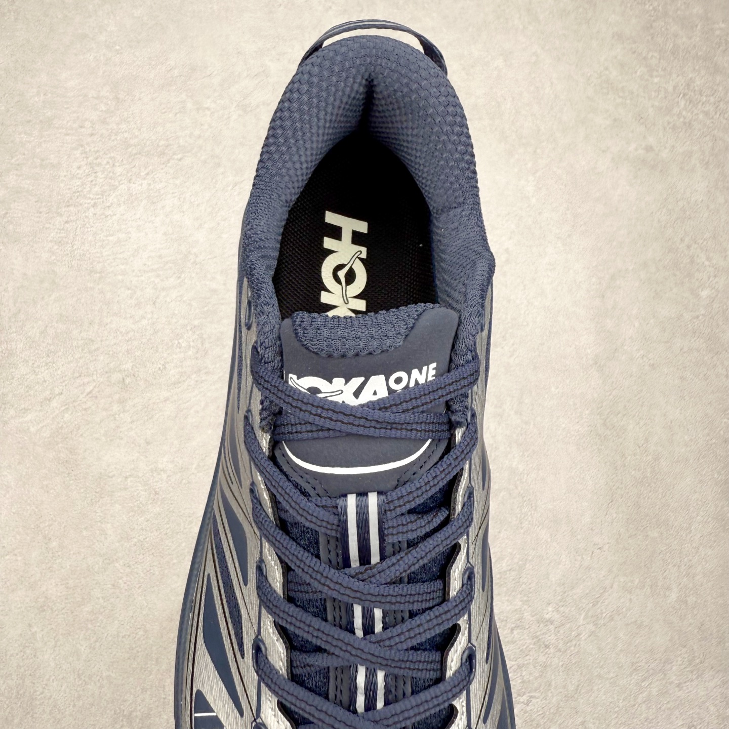 图片[5]-HOKA ONE ONE Mafate Speed 2 Low 玛法特2代系列低帮轻量户外越野休闲运动慢跑鞋 HOKA ONE ONE 最近推出了一个胶囊系列 Origin Story 这个系列里的 Mafate Speed 2 可以说让我日思夜想有一阵子了 最近终于拔草 让我来分享一下这双也是上脚赞到爆的越野跑鞋吧 以阿尔卑斯山脉作为主题将亮黄色与蓝色调覆盖在这经典轮廓之上 配色的呈现效果相当亮眼 以至于很多人买这个配色是用来日常搭配的 鞋面采用超轻的无缝架构 轻薄的TPU贴在透气的鞋面材料上 减轻重量同时也保证了支撑性 鞋底则采用滚动平衡技术 引导跑者回归自然步态 祖传的神奇EVA材质中底依旧是一如既往地表现优秀 能提供充足的缓震 作为HOKA家的越野跑鞋 VIBRAM 橡胶大底也是必不可少的 即便在复杂湿滑的地形 依旧能有良好的抓地力及稳定性 鞋带采用了弹性不易松脱的扁宽弹性鞋带 前掌与中掌部分也进行了加宽 也更加适合亚洲人的脚型 是一款十分全面且足够强悍的户外硬核越野鞋 而这双极其亮眼的越野跑鞋恰好又是在江山一百中参赛的UTMB冠军 Ludovic POMMERET 夺冠时穿着的战靴 这就让它变得更加有吸引力了 用来日常搭配的话短裤是基本不挑 长裤我个人推荐阔腿裤 工装裤以及各种长筒牛仔裤都可以 尺码：36 36.5 37.5 38 38.5 39 40 40.5 41 42 42.5 43 44 44.5 45-选品中心