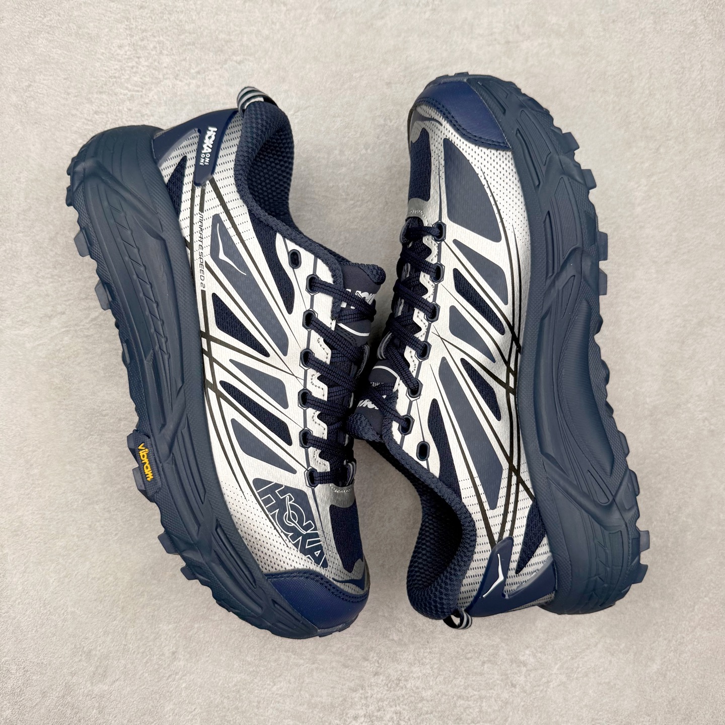 图片[3]-HOKA ONE ONE Mafate Speed 2 Low 玛法特2代系列低帮轻量户外越野休闲运动慢跑鞋 HOKA ONE ONE 最近推出了一个胶囊系列 Origin Story 这个系列里的 Mafate Speed 2 可以说让我日思夜想有一阵子了 最近终于拔草 让我来分享一下这双也是上脚赞到爆的越野跑鞋吧 以阿尔卑斯山脉作为主题将亮黄色与蓝色调覆盖在这经典轮廓之上 配色的呈现效果相当亮眼 以至于很多人买这个配色是用来日常搭配的 鞋面采用超轻的无缝架构 轻薄的TPU贴在透气的鞋面材料上 减轻重量同时也保证了支撑性 鞋底则采用滚动平衡技术 引导跑者回归自然步态 祖传的神奇EVA材质中底依旧是一如既往地表现优秀 能提供充足的缓震 作为HOKA家的越野跑鞋 VIBRAM 橡胶大底也是必不可少的 即便在复杂湿滑的地形 依旧能有良好的抓地力及稳定性 鞋带采用了弹性不易松脱的扁宽弹性鞋带 前掌与中掌部分也进行了加宽 也更加适合亚洲人的脚型 是一款十分全面且足够强悍的户外硬核越野鞋 而这双极其亮眼的越野跑鞋恰好又是在江山一百中参赛的UTMB冠军 Ludovic POMMERET 夺冠时穿着的战靴 这就让它变得更加有吸引力了 用来日常搭配的话短裤是基本不挑 长裤我个人推荐阔腿裤 工装裤以及各种长筒牛仔裤都可以 尺码：36 36.5 37.5 38 38.5 39 40 40.5 41 42 42.5 43 44 44.5 45-选品中心