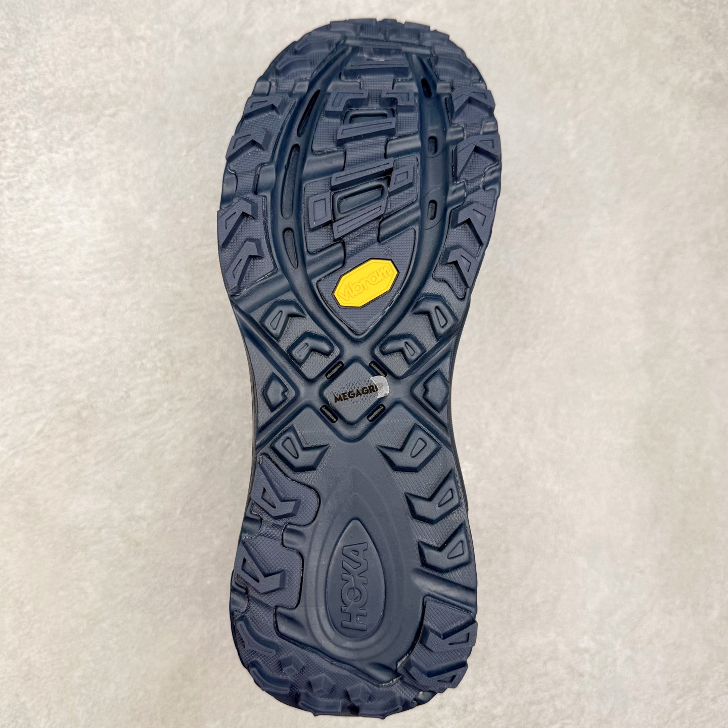 图片[9]-HOKA ONE ONE Mafate Speed 2 Low 玛法特2代系列低帮轻量户外越野休闲运动慢跑鞋 HOKA ONE ONE 最近推出了一个胶囊系列 Origin Story 这个系列里的 Mafate Speed 2 可以说让我日思夜想有一阵子了 最近终于拔草 让我来分享一下这双也是上脚赞到爆的越野跑鞋吧 以阿尔卑斯山脉作为主题将亮黄色与蓝色调覆盖在这经典轮廓之上 配色的呈现效果相当亮眼 以至于很多人买这个配色是用来日常搭配的 鞋面采用超轻的无缝架构 轻薄的TPU贴在透气的鞋面材料上 减轻重量同时也保证了支撑性 鞋底则采用滚动平衡技术 引导跑者回归自然步态 祖传的神奇EVA材质中底依旧是一如既往地表现优秀 能提供充足的缓震 作为HOKA家的越野跑鞋 VIBRAM 橡胶大底也是必不可少的 即便在复杂湿滑的地形 依旧能有良好的抓地力及稳定性 鞋带采用了弹性不易松脱的扁宽弹性鞋带 前掌与中掌部分也进行了加宽 也更加适合亚洲人的脚型 是一款十分全面且足够强悍的户外硬核越野鞋 而这双极其亮眼的越野跑鞋恰好又是在江山一百中参赛的UTMB冠军 Ludovic POMMERET 夺冠时穿着的战靴 这就让它变得更加有吸引力了 用来日常搭配的话短裤是基本不挑 长裤我个人推荐阔腿裤 工装裤以及各种长筒牛仔裤都可以 尺码：36 36.5 37.5 38 38.5 39 40 40.5 41 42 42.5 43 44 44.5 45-选品中心