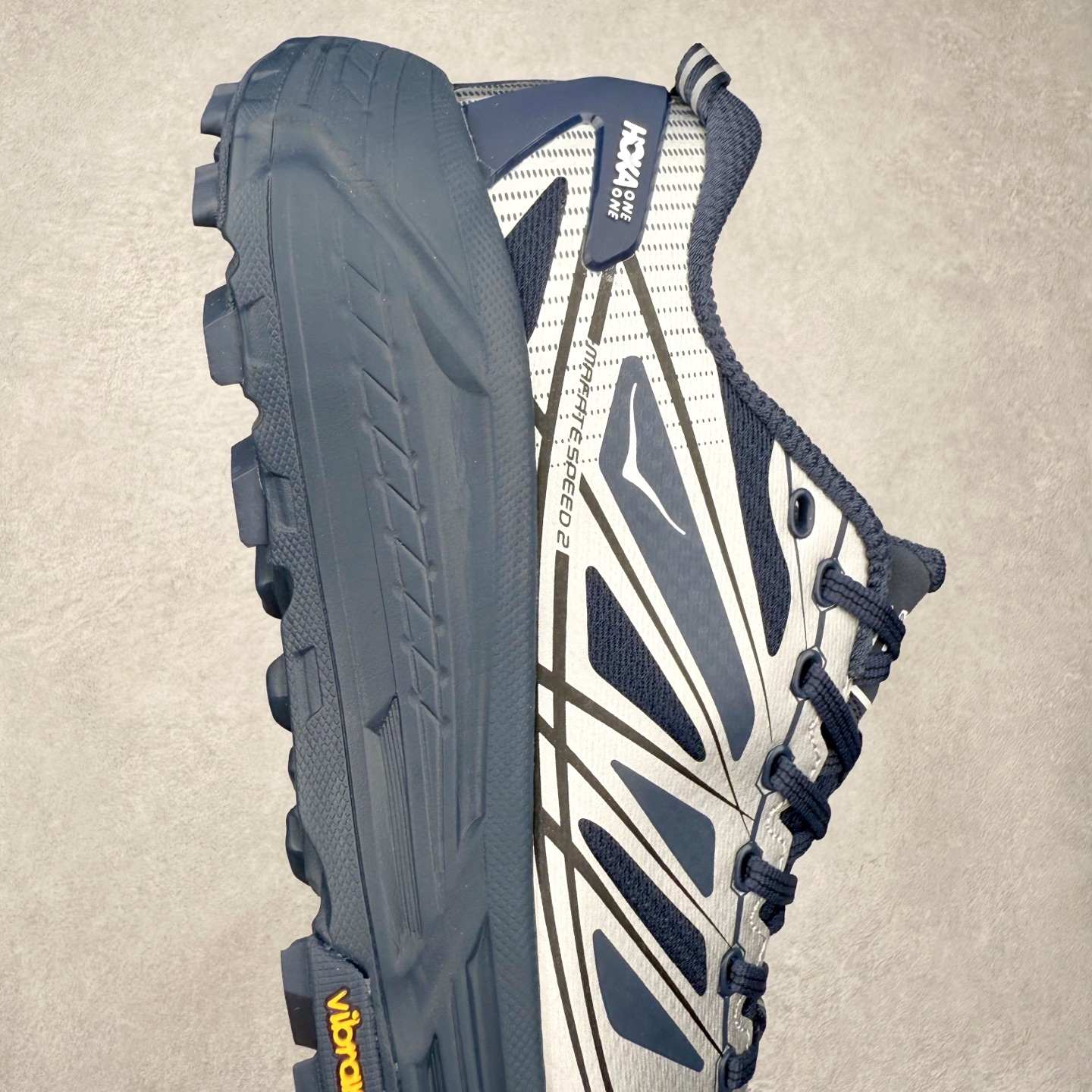 图片[6]-HOKA ONE ONE Mafate Speed 2 Low 玛法特2代系列低帮轻量户外越野休闲运动慢跑鞋 HOKA ONE ONE 最近推出了一个胶囊系列 Origin Story 这个系列里的 Mafate Speed 2 可以说让我日思夜想有一阵子了 最近终于拔草 让我来分享一下这双也是上脚赞到爆的越野跑鞋吧 以阿尔卑斯山脉作为主题将亮黄色与蓝色调覆盖在这经典轮廓之上 配色的呈现效果相当亮眼 以至于很多人买这个配色是用来日常搭配的 鞋面采用超轻的无缝架构 轻薄的TPU贴在透气的鞋面材料上 减轻重量同时也保证了支撑性 鞋底则采用滚动平衡技术 引导跑者回归自然步态 祖传的神奇EVA材质中底依旧是一如既往地表现优秀 能提供充足的缓震 作为HOKA家的越野跑鞋 VIBRAM 橡胶大底也是必不可少的 即便在复杂湿滑的地形 依旧能有良好的抓地力及稳定性 鞋带采用了弹性不易松脱的扁宽弹性鞋带 前掌与中掌部分也进行了加宽 也更加适合亚洲人的脚型 是一款十分全面且足够强悍的户外硬核越野鞋 而这双极其亮眼的越野跑鞋恰好又是在江山一百中参赛的UTMB冠军 Ludovic POMMERET 夺冠时穿着的战靴 这就让它变得更加有吸引力了 用来日常搭配的话短裤是基本不挑 长裤我个人推荐阔腿裤 工装裤以及各种长筒牛仔裤都可以 尺码：36 36.5 37.5 38 38.5 39 40 40.5 41 42 42.5 43 44 44.5 45-选品中心