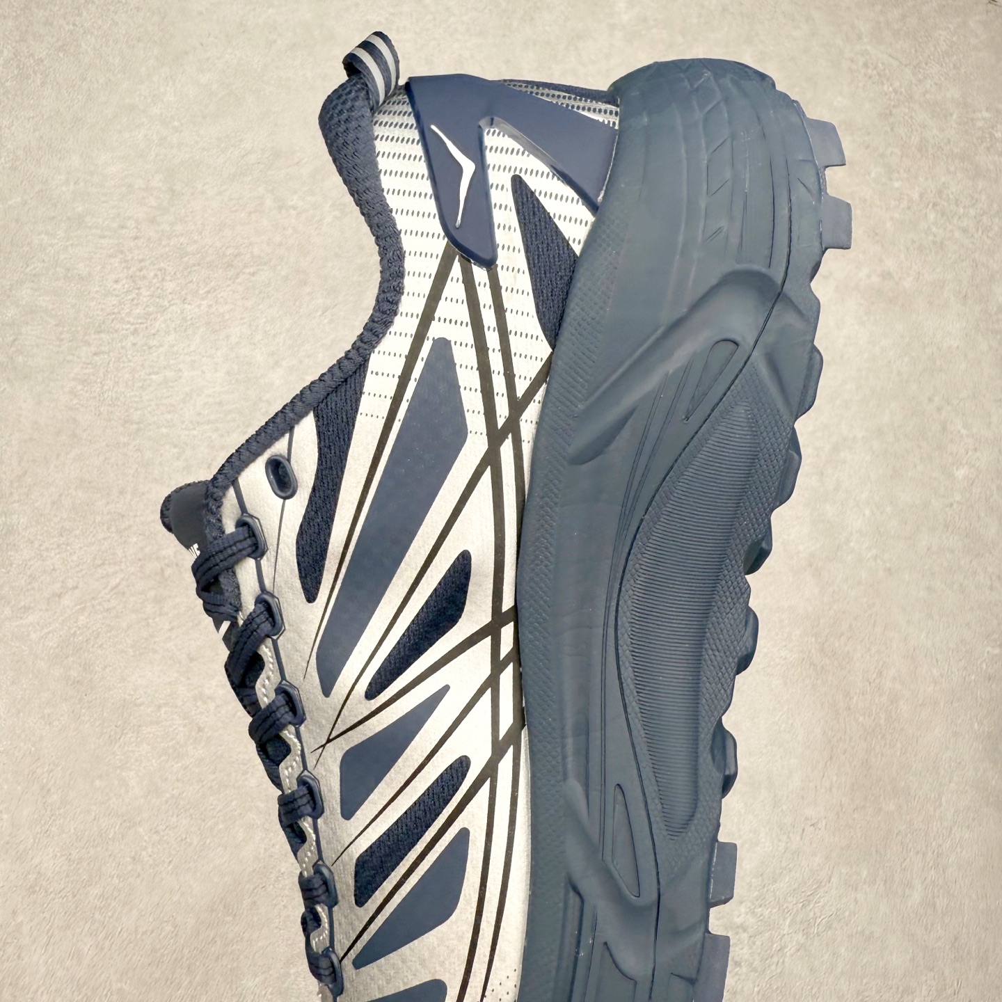 图片[7]-HOKA ONE ONE Mafate Speed 2 Low 玛法特2代系列低帮轻量户外越野休闲运动慢跑鞋 HOKA ONE ONE 最近推出了一个胶囊系列 Origin Story 这个系列里的 Mafate Speed 2 可以说让我日思夜想有一阵子了 最近终于拔草 让我来分享一下这双也是上脚赞到爆的越野跑鞋吧 以阿尔卑斯山脉作为主题将亮黄色与蓝色调覆盖在这经典轮廓之上 配色的呈现效果相当亮眼 以至于很多人买这个配色是用来日常搭配的 鞋面采用超轻的无缝架构 轻薄的TPU贴在透气的鞋面材料上 减轻重量同时也保证了支撑性 鞋底则采用滚动平衡技术 引导跑者回归自然步态 祖传的神奇EVA材质中底依旧是一如既往地表现优秀 能提供充足的缓震 作为HOKA家的越野跑鞋 VIBRAM 橡胶大底也是必不可少的 即便在复杂湿滑的地形 依旧能有良好的抓地力及稳定性 鞋带采用了弹性不易松脱的扁宽弹性鞋带 前掌与中掌部分也进行了加宽 也更加适合亚洲人的脚型 是一款十分全面且足够强悍的户外硬核越野鞋 而这双极其亮眼的越野跑鞋恰好又是在江山一百中参赛的UTMB冠军 Ludovic POMMERET 夺冠时穿着的战靴 这就让它变得更加有吸引力了 用来日常搭配的话短裤是基本不挑 长裤我个人推荐阔腿裤 工装裤以及各种长筒牛仔裤都可以 尺码：36 36.5 37.5 38 38.5 39 40 40.5 41 42 42.5 43 44 44.5 45-选品中心