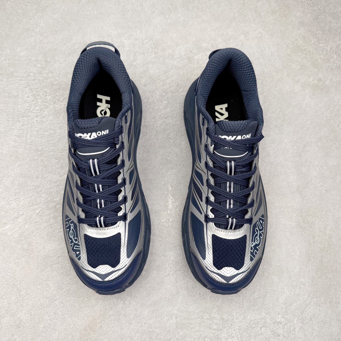 图片[2]-HOKA ONE ONE Mafate Speed 2 Low 玛法特2代系列低帮轻量户外越野休闲运动慢跑鞋 HOKA ONE ONE 最近推出了一个胶囊系列 Origin Story 这个系列里的 Mafate Speed 2 可以说让我日思夜想有一阵子了 最近终于拔草 让我来分享一下这双也是上脚赞到爆的越野跑鞋吧 以阿尔卑斯山脉作为主题将亮黄色与蓝色调覆盖在这经典轮廓之上 配色的呈现效果相当亮眼 以至于很多人买这个配色是用来日常搭配的 鞋面采用超轻的无缝架构 轻薄的TPU贴在透气的鞋面材料上 减轻重量同时也保证了支撑性 鞋底则采用滚动平衡技术 引导跑者回归自然步态 祖传的神奇EVA材质中底依旧是一如既往地表现优秀 能提供充足的缓震 作为HOKA家的越野跑鞋 VIBRAM 橡胶大底也是必不可少的 即便在复杂湿滑的地形 依旧能有良好的抓地力及稳定性 鞋带采用了弹性不易松脱的扁宽弹性鞋带 前掌与中掌部分也进行了加宽 也更加适合亚洲人的脚型 是一款十分全面且足够强悍的户外硬核越野鞋 而这双极其亮眼的越野跑鞋恰好又是在江山一百中参赛的UTMB冠军 Ludovic POMMERET 夺冠时穿着的战靴 这就让它变得更加有吸引力了 用来日常搭配的话短裤是基本不挑 长裤我个人推荐阔腿裤 工装裤以及各种长筒牛仔裤都可以 尺码：36 36.5 37.5 38 38.5 39 40 40.5 41 42 42.5 43 44 44.5 45-选品中心