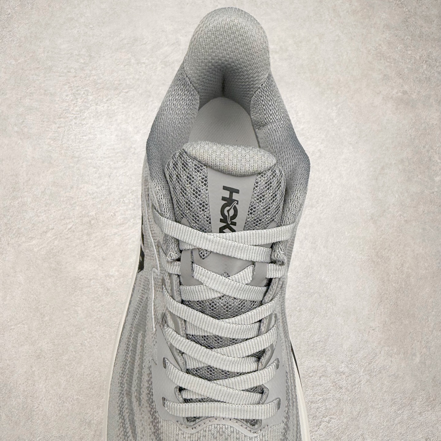 图片[5]-HOKA ONE ONE Clifton 克里夫顿10代专业性能减震公路跑步鞋 轻盈透气的针织网面和纱线的使用让鞋面更挺拔 增强鞋面的强度和支撑性能 搭配柔软的鞋舌 让双脚在舒适包裹中跑的更加畅快 全新泡棉中底 柔软的同时增强回弹性能 为不同跑者提供更平稳流畅的脚感 带来全面的缓冲保护 根据人体工程学设计的延长拉襟 后跟处弹软的海绵填充舒适固定 避免掉跟和摩擦 相比上一代光滑的内衬 Clifton 的内衬增强了摩擦力 避免双脚在鞋内滑动 尺码：36 36.5 37.5 38 38.5 39 40 40.5 41 42 42.5 43 44 44.5 45-选品中心