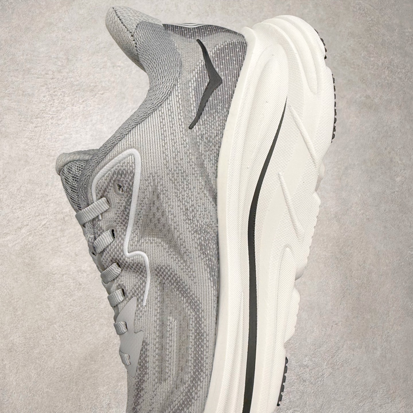 图片[7]-HOKA ONE ONE Clifton 克里夫顿10代专业性能减震公路跑步鞋 轻盈透气的针织网面和纱线的使用让鞋面更挺拔 增强鞋面的强度和支撑性能 搭配柔软的鞋舌 让双脚在舒适包裹中跑的更加畅快 全新泡棉中底 柔软的同时增强回弹性能 为不同跑者提供更平稳流畅的脚感 带来全面的缓冲保护 根据人体工程学设计的延长拉襟 后跟处弹软的海绵填充舒适固定 避免掉跟和摩擦 相比上一代光滑的内衬 Clifton 的内衬增强了摩擦力 避免双脚在鞋内滑动 尺码：36 36.5 37.5 38 38.5 39 40 40.5 41 42 42.5 43 44 44.5 45-选品中心