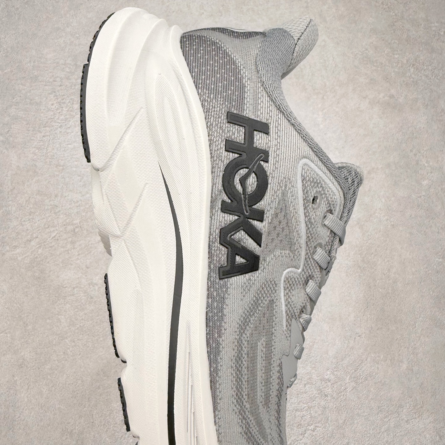 图片[6]-HOKA ONE ONE Clifton 克里夫顿10代专业性能减震公路跑步鞋 轻盈透气的针织网面和纱线的使用让鞋面更挺拔 增强鞋面的强度和支撑性能 搭配柔软的鞋舌 让双脚在舒适包裹中跑的更加畅快 全新泡棉中底 柔软的同时增强回弹性能 为不同跑者提供更平稳流畅的脚感 带来全面的缓冲保护 根据人体工程学设计的延长拉襟 后跟处弹软的海绵填充舒适固定 避免掉跟和摩擦 相比上一代光滑的内衬 Clifton 的内衬增强了摩擦力 避免双脚在鞋内滑动 尺码：36 36.5 37.5 38 38.5 39 40 40.5 41 42 42.5 43 44 44.5 45-选品中心