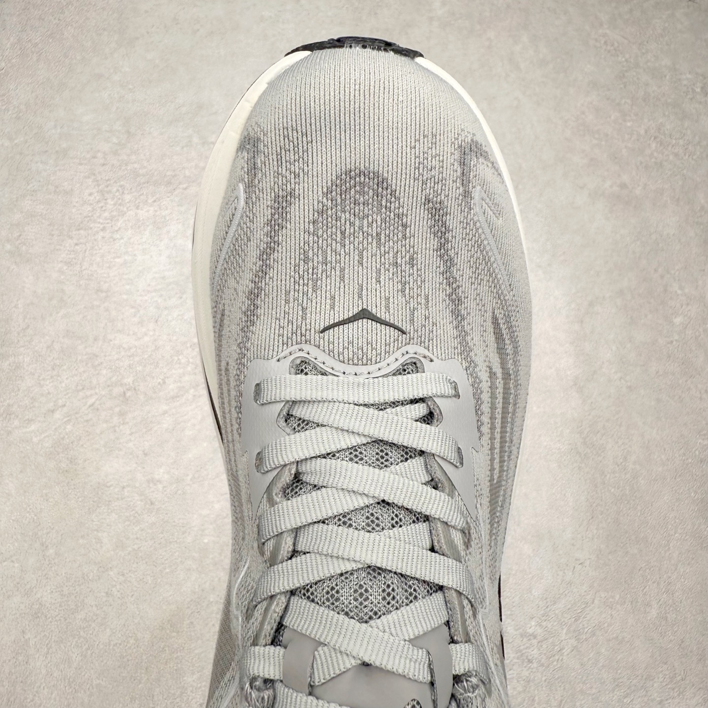 图片[4]-HOKA ONE ONE Clifton 克里夫顿10代专业性能减震公路跑步鞋 轻盈透气的针织网面和纱线的使用让鞋面更挺拔 增强鞋面的强度和支撑性能 搭配柔软的鞋舌 让双脚在舒适包裹中跑的更加畅快 全新泡棉中底 柔软的同时增强回弹性能 为不同跑者提供更平稳流畅的脚感 带来全面的缓冲保护 根据人体工程学设计的延长拉襟 后跟处弹软的海绵填充舒适固定 避免掉跟和摩擦 相比上一代光滑的内衬 Clifton 的内衬增强了摩擦力 避免双脚在鞋内滑动 尺码：36 36.5 37.5 38 38.5 39 40 40.5 41 42 42.5 43 44 44.5 45-选品中心