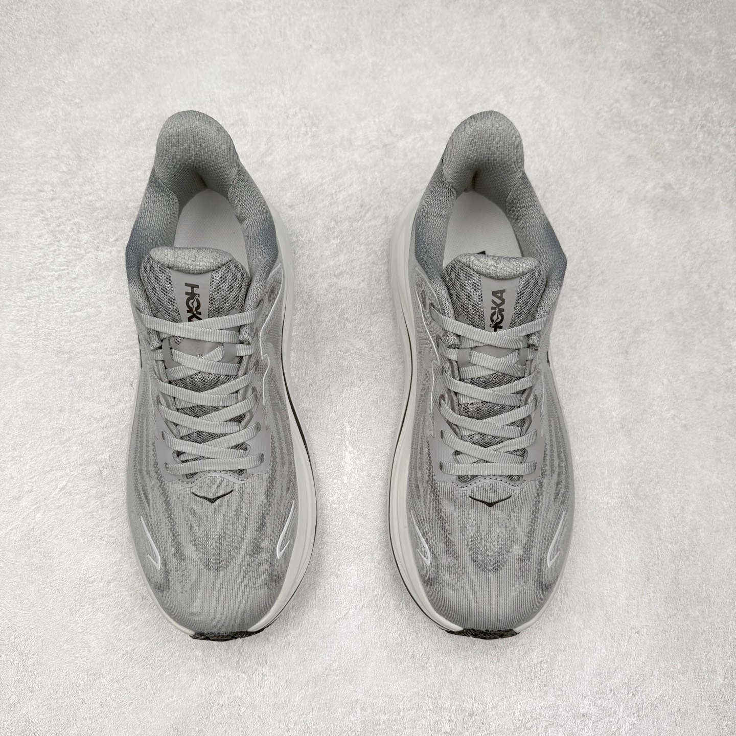 图片[2]-HOKA ONE ONE Clifton 克里夫顿10代专业性能减震公路跑步鞋 轻盈透气的针织网面和纱线的使用让鞋面更挺拔 增强鞋面的强度和支撑性能 搭配柔软的鞋舌 让双脚在舒适包裹中跑的更加畅快 全新泡棉中底 柔软的同时增强回弹性能 为不同跑者提供更平稳流畅的脚感 带来全面的缓冲保护 根据人体工程学设计的延长拉襟 后跟处弹软的海绵填充舒适固定 避免掉跟和摩擦 相比上一代光滑的内衬 Clifton 的内衬增强了摩擦力 避免双脚在鞋内滑动 尺码：36 36.5 37.5 38 38.5 39 40 40.5 41 42 42.5 43 44 44.5 45-选品中心