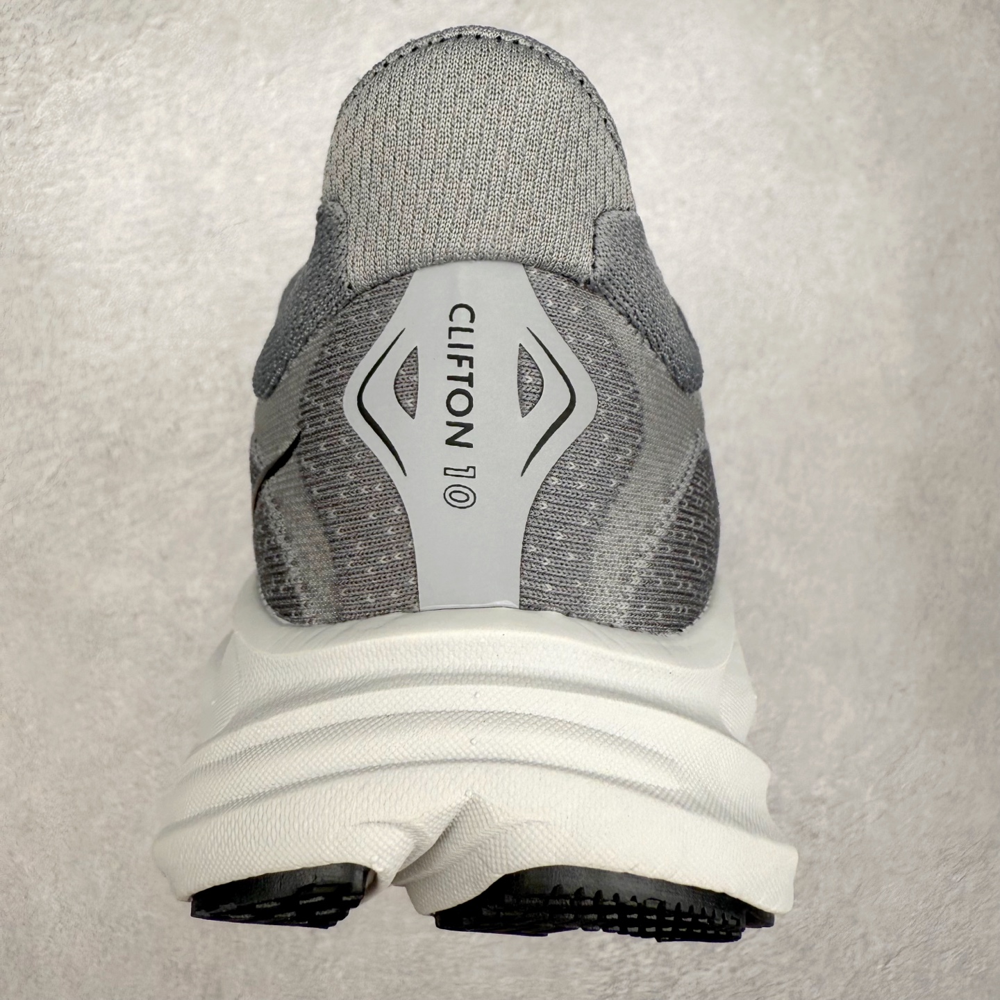 图片[8]-HOKA ONE ONE Clifton 克里夫顿10代专业性能减震公路跑步鞋 轻盈透气的针织网面和纱线的使用让鞋面更挺拔 增强鞋面的强度和支撑性能 搭配柔软的鞋舌 让双脚在舒适包裹中跑的更加畅快 全新泡棉中底 柔软的同时增强回弹性能 为不同跑者提供更平稳流畅的脚感 带来全面的缓冲保护 根据人体工程学设计的延长拉襟 后跟处弹软的海绵填充舒适固定 避免掉跟和摩擦 相比上一代光滑的内衬 Clifton 的内衬增强了摩擦力 避免双脚在鞋内滑动 尺码：36 36.5 37.5 38 38.5 39 40 40.5 41 42 42.5 43 44 44.5 45-选品中心