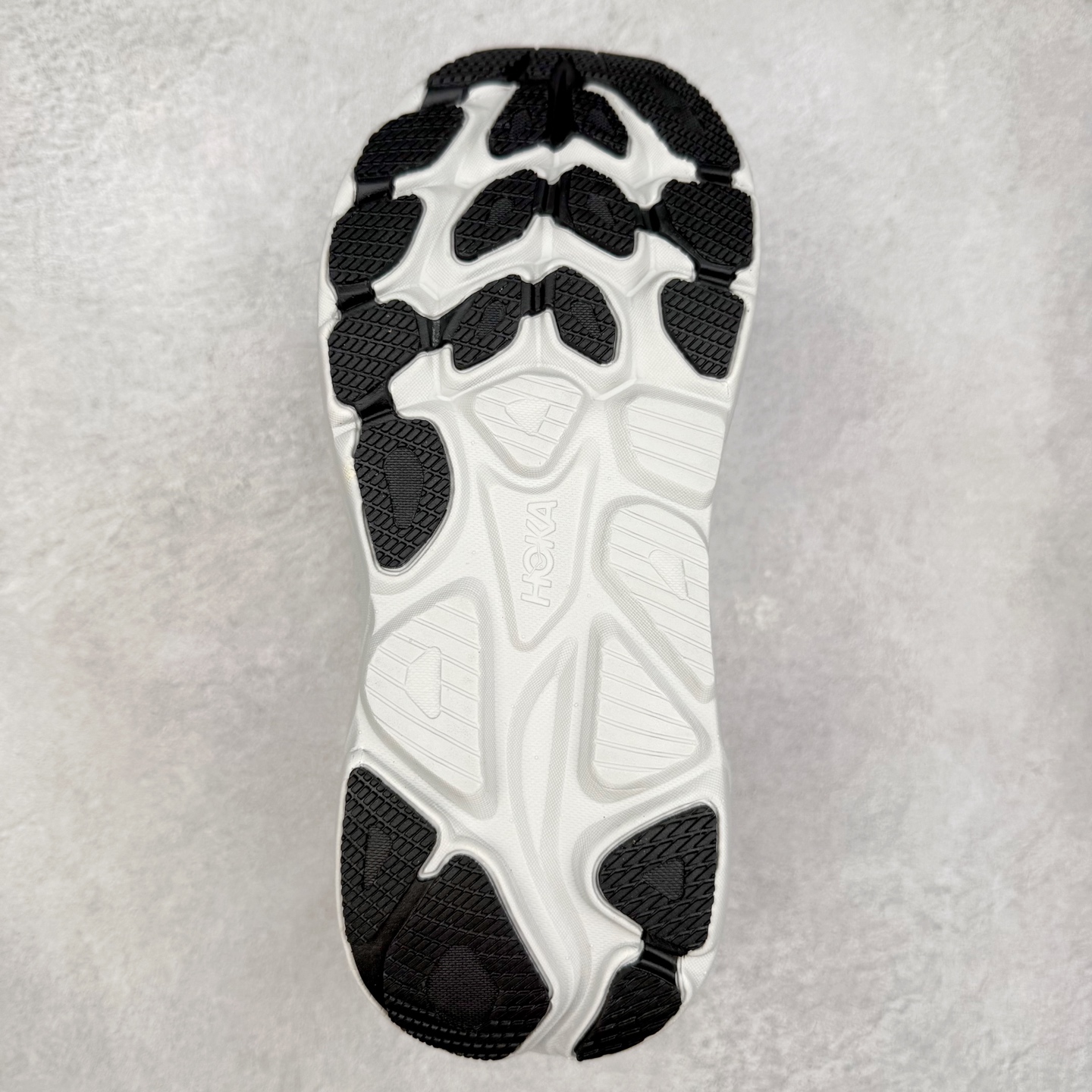 图片[9]-HOKA ONE ONE Clifton 克里夫顿10代专业性能减震公路跑步鞋 轻盈透气的针织网面和纱线的使用让鞋面更挺拔 增强鞋面的强度和支撑性能 搭配柔软的鞋舌 让双脚在舒适包裹中跑的更加畅快 全新泡棉中底 柔软的同时增强回弹性能 为不同跑者提供更平稳流畅的脚感 带来全面的缓冲保护 根据人体工程学设计的延长拉襟 后跟处弹软的海绵填充舒适固定 避免掉跟和摩擦 相比上一代光滑的内衬 Clifton 的内衬增强了摩擦力 避免双脚在鞋内滑动 尺码：36 36.5 37.5 38 38.5 39 40 40.5 41 42 42.5 43 44 44.5 45-选品中心