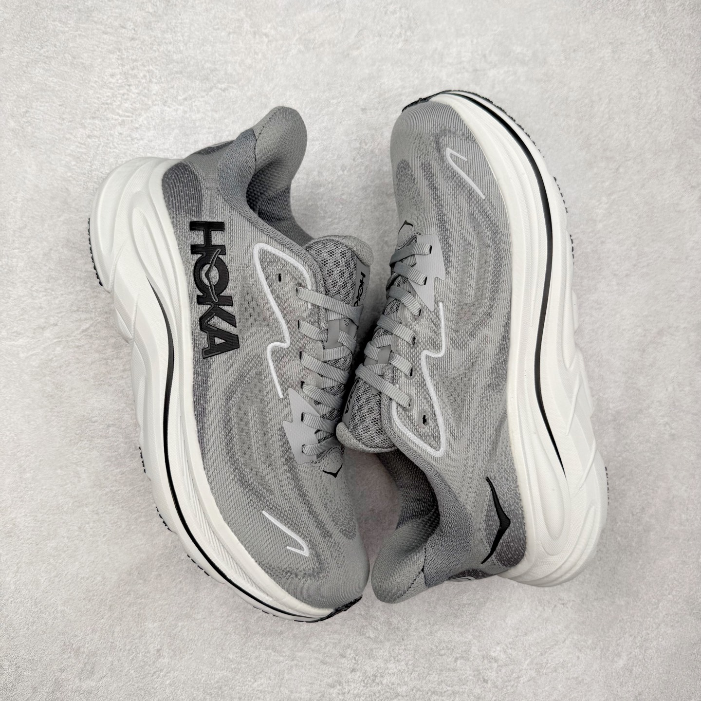 图片[3]-HOKA ONE ONE Clifton 克里夫顿10代专业性能减震公路跑步鞋 轻盈透气的针织网面和纱线的使用让鞋面更挺拔 增强鞋面的强度和支撑性能 搭配柔软的鞋舌 让双脚在舒适包裹中跑的更加畅快 全新泡棉中底 柔软的同时增强回弹性能 为不同跑者提供更平稳流畅的脚感 带来全面的缓冲保护 根据人体工程学设计的延长拉襟 后跟处弹软的海绵填充舒适固定 避免掉跟和摩擦 相比上一代光滑的内衬 Clifton 的内衬增强了摩擦力 避免双脚在鞋内滑动 尺码：36 36.5 37.5 38 38.5 39 40 40.5 41 42 42.5 43 44 44.5 45-选品中心