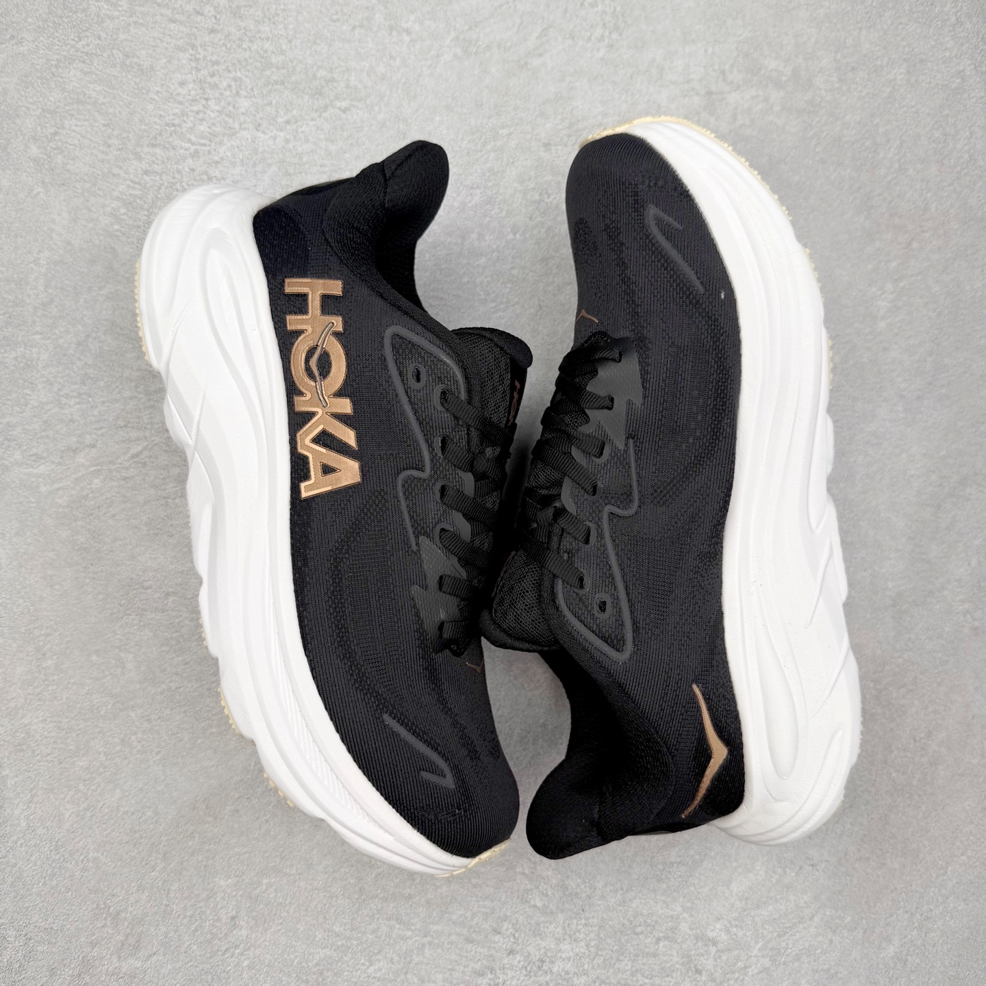 图片[3]-HOKA ONE ONE Clifton 克里夫顿10代专业性能减震公路跑步鞋 轻盈透气的针织网面和纱线的使用让鞋面更挺拔 增强鞋面的强度和支撑性能 搭配柔软的鞋舌 让双脚在舒适包裹中跑的更加畅快 全新泡棉中底 柔软的同时增强回弹性能 为不同跑者提供更平稳流畅的脚感 带来全面的缓冲保护 根据人体工程学设计的延长拉襟 后跟处弹软的海绵填充舒适固定 避免掉跟和摩擦 相比上一代光滑的内衬 Clifton 的内衬增强了摩擦力 避免双脚在鞋内滑动 尺码：36 36.5 37.5 38 38.5 39 40 40.5 41 42 42.5 43 44 44.5 45-选品中心