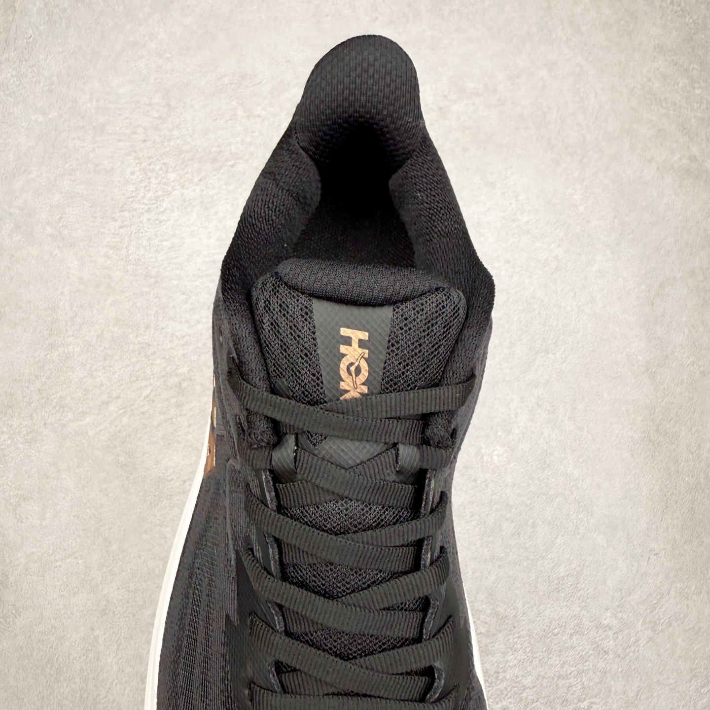 图片[5]-HOKA ONE ONE Clifton 克里夫顿10代专业性能减震公路跑步鞋 轻盈透气的针织网面和纱线的使用让鞋面更挺拔 增强鞋面的强度和支撑性能 搭配柔软的鞋舌 让双脚在舒适包裹中跑的更加畅快 全新泡棉中底 柔软的同时增强回弹性能 为不同跑者提供更平稳流畅的脚感 带来全面的缓冲保护 根据人体工程学设计的延长拉襟 后跟处弹软的海绵填充舒适固定 避免掉跟和摩擦 相比上一代光滑的内衬 Clifton 的内衬增强了摩擦力 避免双脚在鞋内滑动 尺码：36 36.5 37.5 38 38.5 39 40 40.5 41 42 42.5 43 44 44.5 45-选品中心