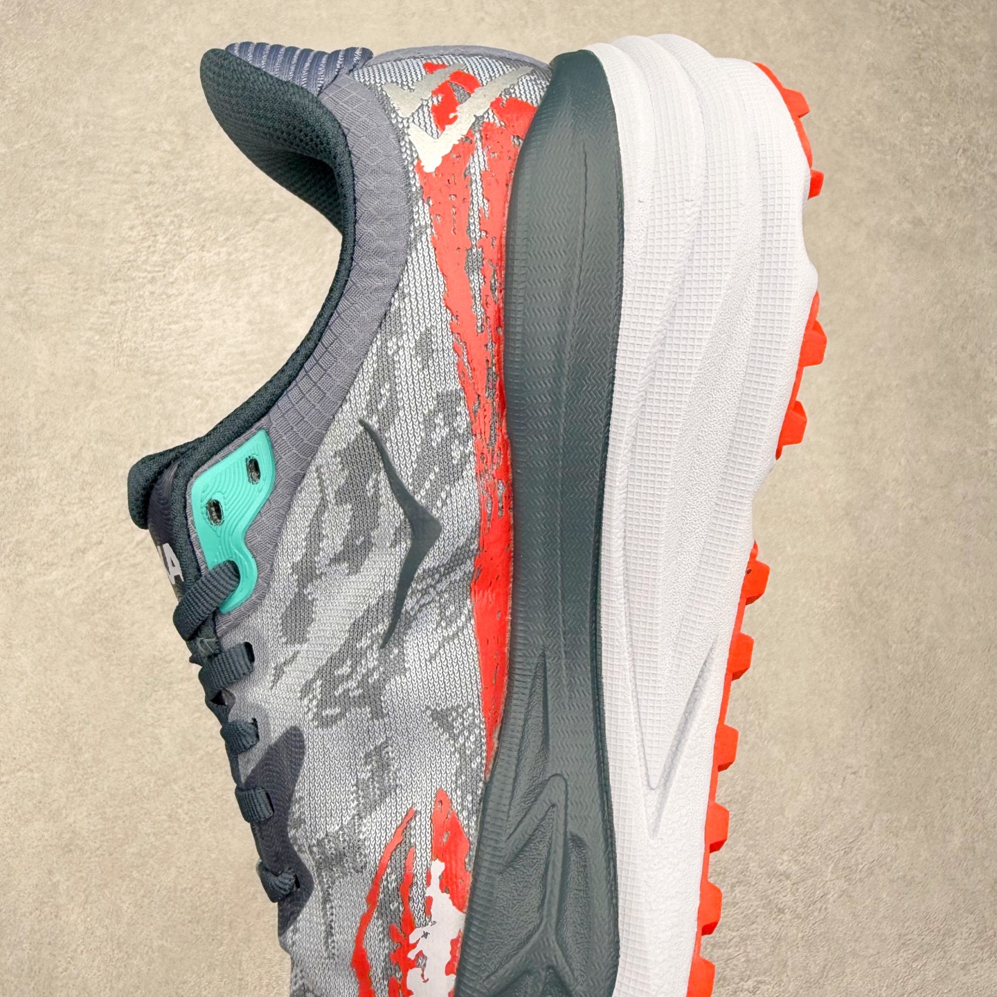 图片[7]-HOKA ONE ONE Stinson 7 ATR 斯廷森7代系列低帮全地形厚底轻量运动越野跑鞋 HOKA ONE ONE总是以独特的方式 Stinson ATR 主打整个HOKA系列中最出色最厚中底设计 堪称名副其实的“减震王” 这一款多功能全地形跑鞋采用以废旧塑料制成的尤尼菲 Reprieve再生面料 比其前代产品的重量更轻、稳定性更高 与鞋带一体化设计的全新孔眼可提供独立的支撑 精心打磨的后跟鞋口圈可带来松软契合的舒适脚感 而紧密分布的凸耳则可以确保绝佳的稳定性 尺码：36 36.5 37.5 38 38.5 39 40 40.5 41 42 42.5 43 44 44.5 45-选品中心