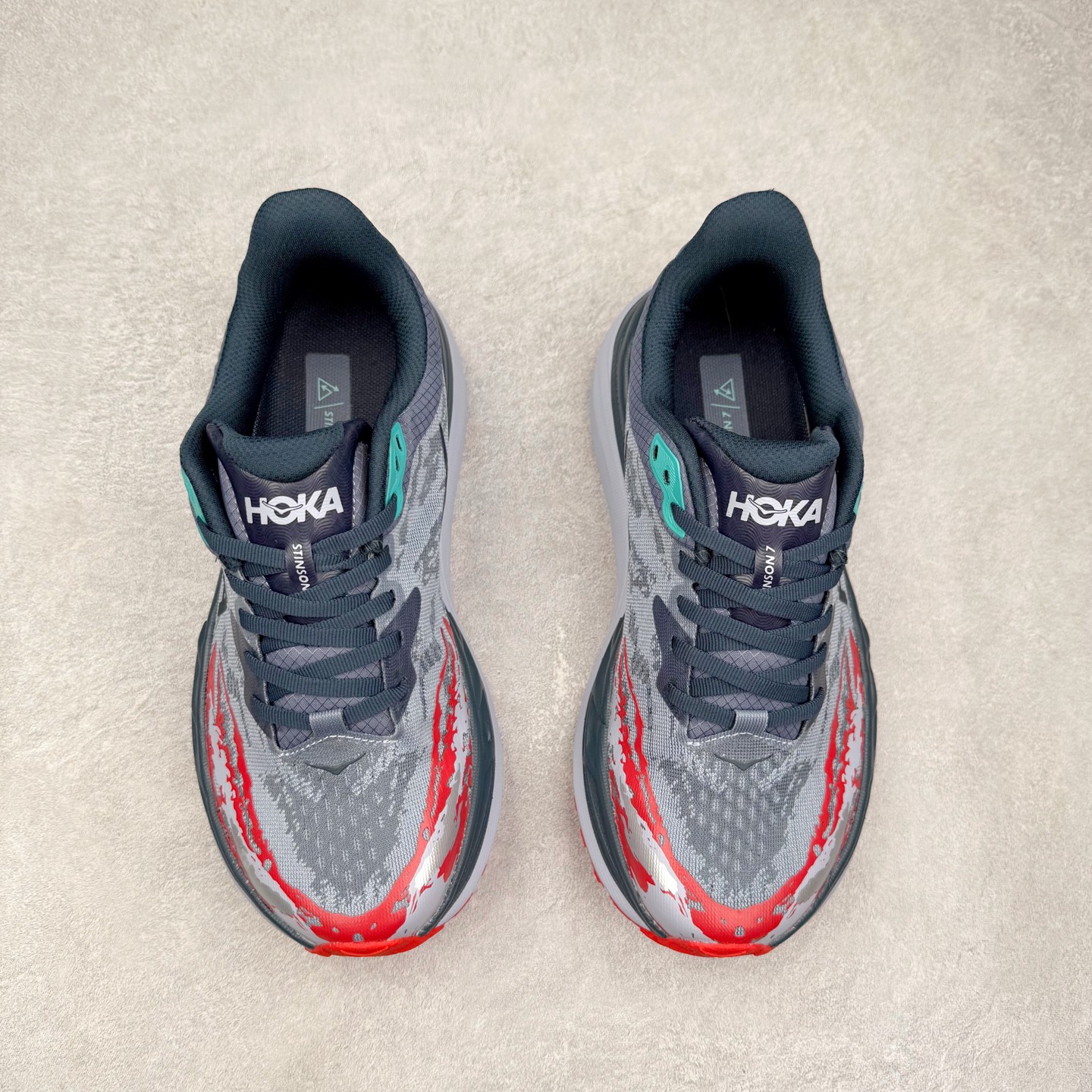 图片[2]-HOKA ONE ONE Stinson 7 ATR 斯廷森7代系列低帮全地形厚底轻量运动越野跑鞋 HOKA ONE ONE总是以独特的方式 Stinson ATR 主打整个HOKA系列中最出色最厚中底设计 堪称名副其实的“减震王” 这一款多功能全地形跑鞋采用以废旧塑料制成的尤尼菲 Reprieve再生面料 比其前代产品的重量更轻、稳定性更高 与鞋带一体化设计的全新孔眼可提供独立的支撑 精心打磨的后跟鞋口圈可带来松软契合的舒适脚感 而紧密分布的凸耳则可以确保绝佳的稳定性 尺码：36 36.5 37.5 38 38.5 39 40 40.5 41 42 42.5 43 44 44.5 45-选品中心