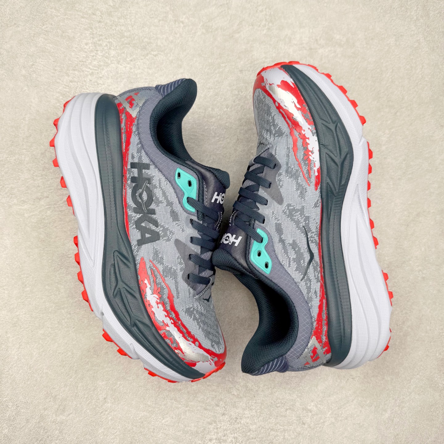 图片[3]-HOKA ONE ONE Stinson 7 ATR 斯廷森7代系列低帮全地形厚底轻量运动越野跑鞋 HOKA ONE ONE总是以独特的方式 Stinson ATR 主打整个HOKA系列中最出色最厚中底设计 堪称名副其实的“减震王” 这一款多功能全地形跑鞋采用以废旧塑料制成的尤尼菲 Reprieve再生面料 比其前代产品的重量更轻、稳定性更高 与鞋带一体化设计的全新孔眼可提供独立的支撑 精心打磨的后跟鞋口圈可带来松软契合的舒适脚感 而紧密分布的凸耳则可以确保绝佳的稳定性 尺码：36 36.5 37.5 38 38.5 39 40 40.5 41 42 42.5 43 44 44.5 45-选品中心