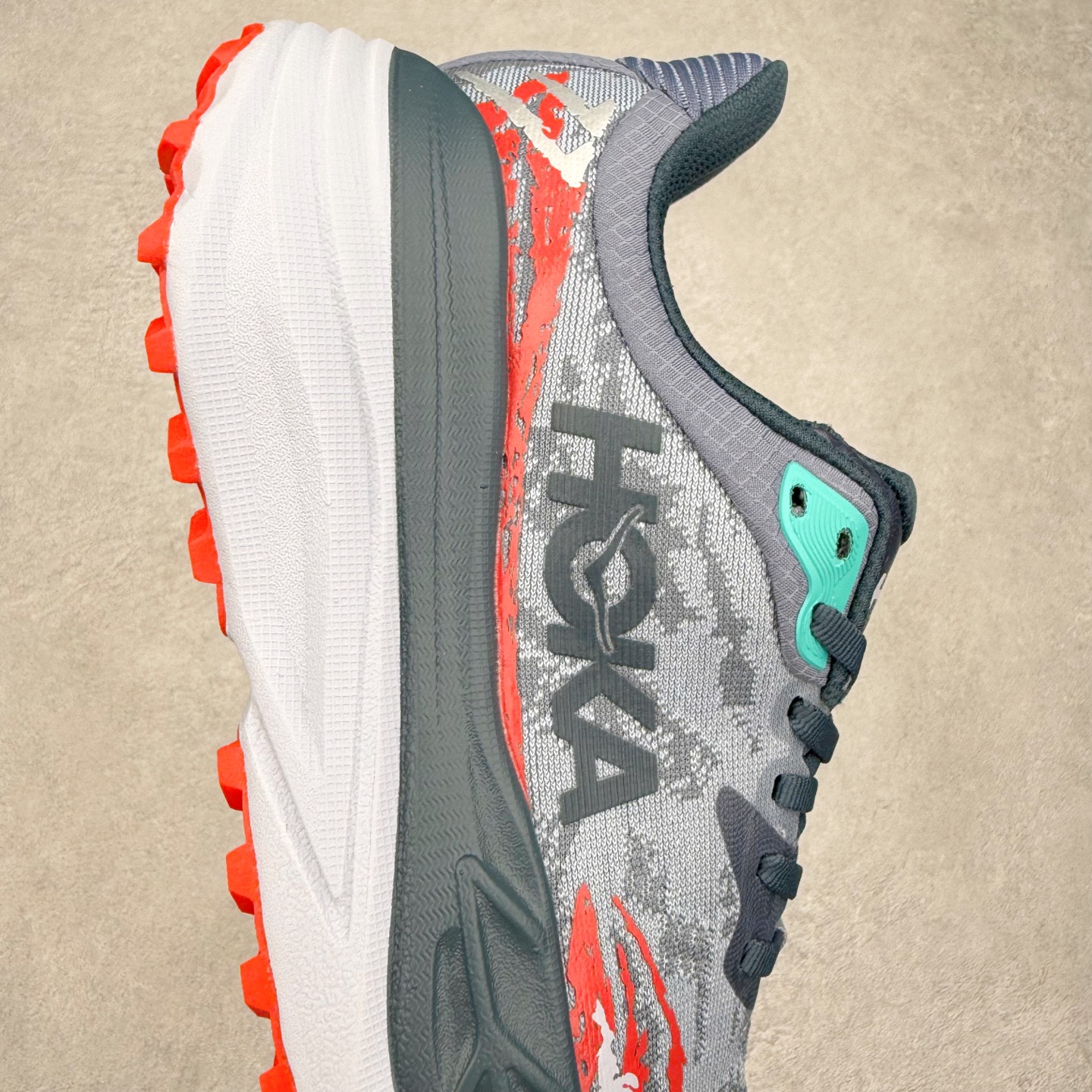 图片[6]-HOKA ONE ONE Stinson 7 ATR 斯廷森7代系列低帮全地形厚底轻量运动越野跑鞋 HOKA ONE ONE总是以独特的方式 Stinson ATR 主打整个HOKA系列中最出色最厚中底设计 堪称名副其实的“减震王” 这一款多功能全地形跑鞋采用以废旧塑料制成的尤尼菲 Reprieve再生面料 比其前代产品的重量更轻、稳定性更高 与鞋带一体化设计的全新孔眼可提供独立的支撑 精心打磨的后跟鞋口圈可带来松软契合的舒适脚感 而紧密分布的凸耳则可以确保绝佳的稳定性 尺码：36 36.5 37.5 38 38.5 39 40 40.5 41 42 42.5 43 44 44.5 45-选品中心