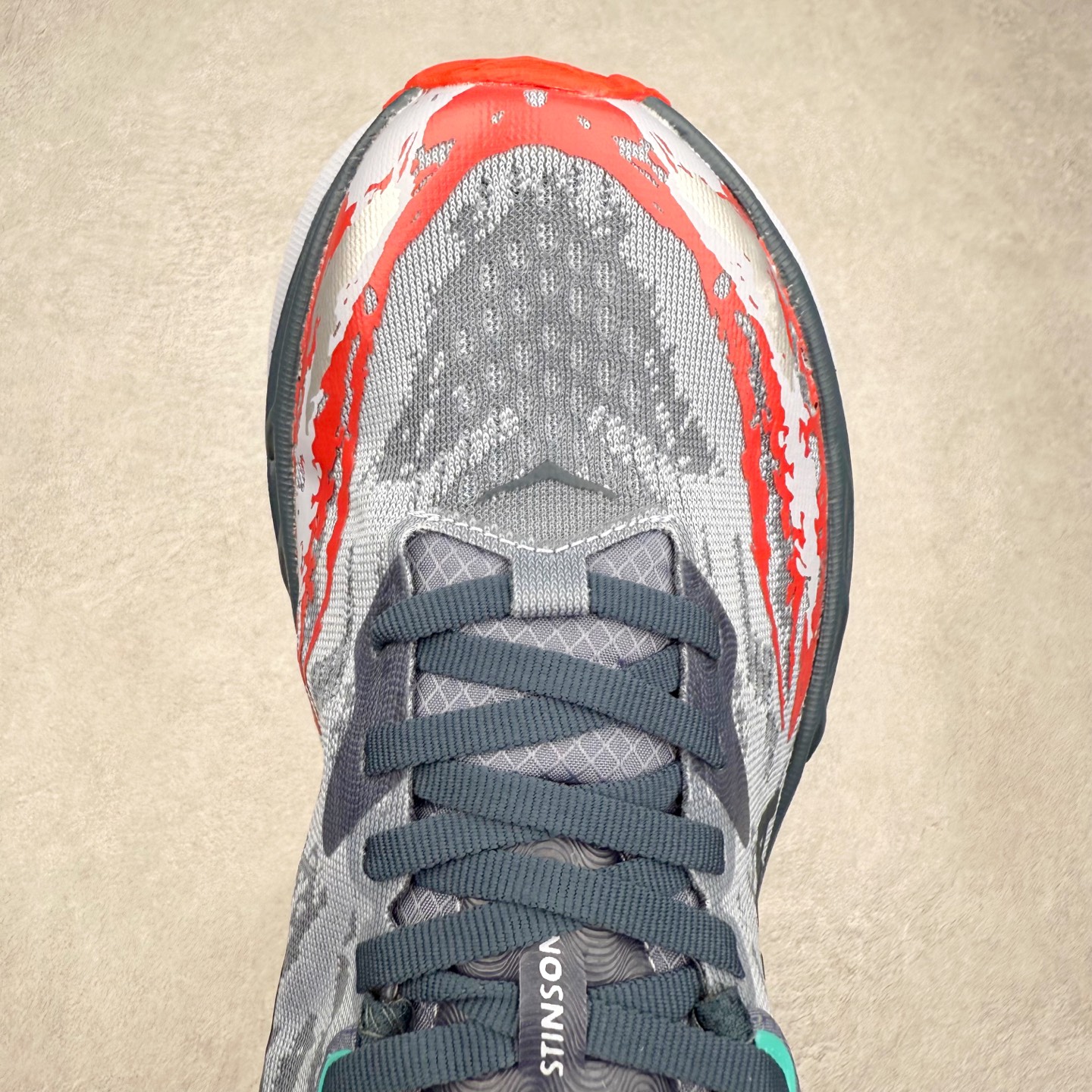 图片[4]-HOKA ONE ONE Stinson 7 ATR 斯廷森7代系列低帮全地形厚底轻量运动越野跑鞋 HOKA ONE ONE总是以独特的方式 Stinson ATR 主打整个HOKA系列中最出色最厚中底设计 堪称名副其实的“减震王” 这一款多功能全地形跑鞋采用以废旧塑料制成的尤尼菲 Reprieve再生面料 比其前代产品的重量更轻、稳定性更高 与鞋带一体化设计的全新孔眼可提供独立的支撑 精心打磨的后跟鞋口圈可带来松软契合的舒适脚感 而紧密分布的凸耳则可以确保绝佳的稳定性 尺码：36 36.5 37.5 38 38.5 39 40 40.5 41 42 42.5 43 44 44.5 45-选品中心