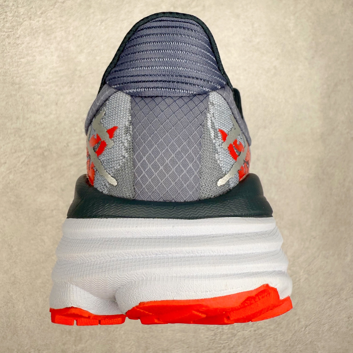 图片[8]-HOKA ONE ONE Stinson 7 ATR 斯廷森7代系列低帮全地形厚底轻量运动越野跑鞋 HOKA ONE ONE总是以独特的方式 Stinson ATR 主打整个HOKA系列中最出色最厚中底设计 堪称名副其实的“减震王” 这一款多功能全地形跑鞋采用以废旧塑料制成的尤尼菲 Reprieve再生面料 比其前代产品的重量更轻、稳定性更高 与鞋带一体化设计的全新孔眼可提供独立的支撑 精心打磨的后跟鞋口圈可带来松软契合的舒适脚感 而紧密分布的凸耳则可以确保绝佳的稳定性 尺码：36 36.5 37.5 38 38.5 39 40 40.5 41 42 42.5 43 44 44.5 45-选品中心