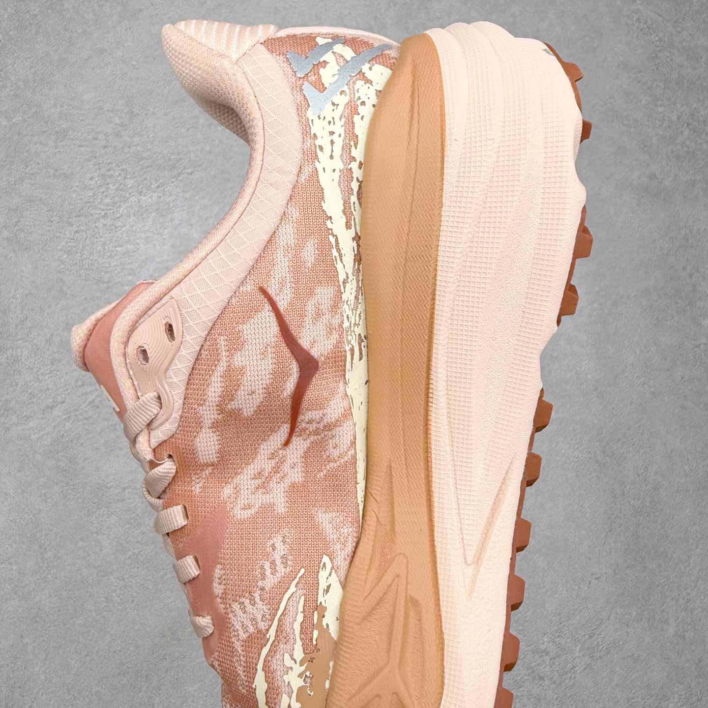 图片[7]-HOKA ONE ONE Stinson 7 ATR 斯廷森7代系列低帮全地形厚底轻量运动越野跑鞋 HOKA ONE ONE总是以独特的方式 Stinson ATR 主打整个HOKA系列中最出色最厚中底设计 堪称名副其实的“减震王” 这一款多功能全地形跑鞋采用以废旧塑料制成的尤尼菲 Reprieve再生面料 比其前代产品的重量更轻、稳定性更高 与鞋带一体化设计的全新孔眼可提供独立的支撑 精心打磨的后跟鞋口圈可带来松软契合的舒适脚感 而紧密分布的凸耳则可以确保绝佳的稳定性 尺码：36 36.5 37.5 38 38.5 39 40 40.5 41 42 42.5 43 44 44.5 45-选品中心