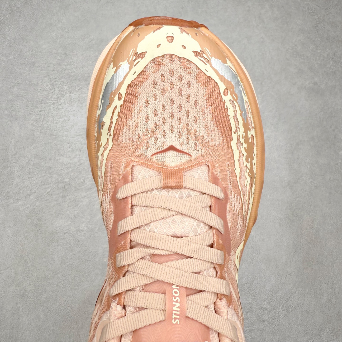 图片[4]-HOKA ONE ONE Stinson 7 ATR 斯廷森7代系列低帮全地形厚底轻量运动越野跑鞋 HOKA ONE ONE总是以独特的方式 Stinson ATR 主打整个HOKA系列中最出色最厚中底设计 堪称名副其实的“减震王” 这一款多功能全地形跑鞋采用以废旧塑料制成的尤尼菲 Reprieve再生面料 比其前代产品的重量更轻、稳定性更高 与鞋带一体化设计的全新孔眼可提供独立的支撑 精心打磨的后跟鞋口圈可带来松软契合的舒适脚感 而紧密分布的凸耳则可以确保绝佳的稳定性 尺码：36 36.5 37.5 38 38.5 39 40 40.5 41 42 42.5 43 44 44.5 45-选品中心